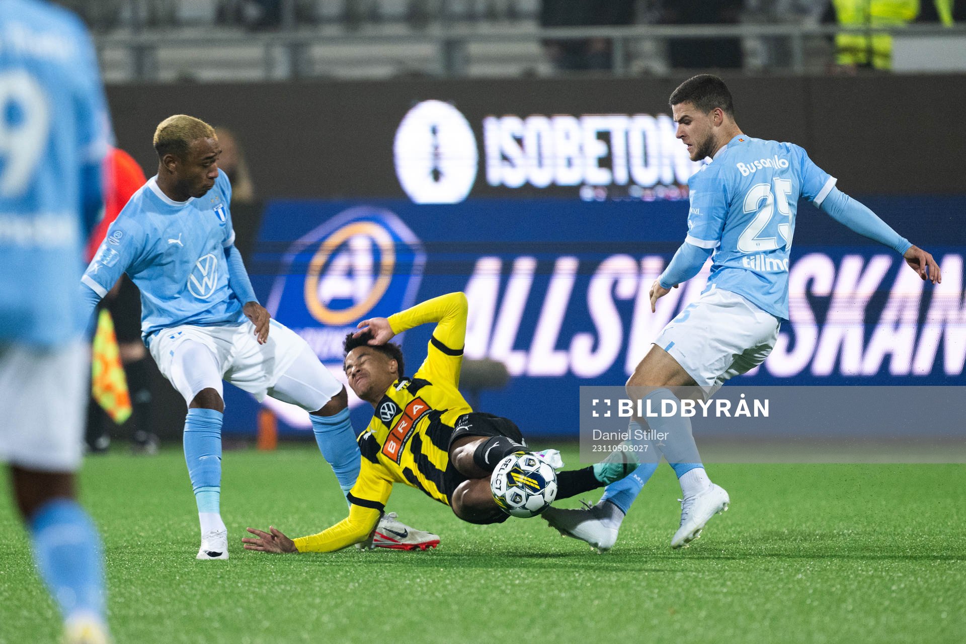 Häckens Momodou Lamin Sonko görs ner av Malmö FFs