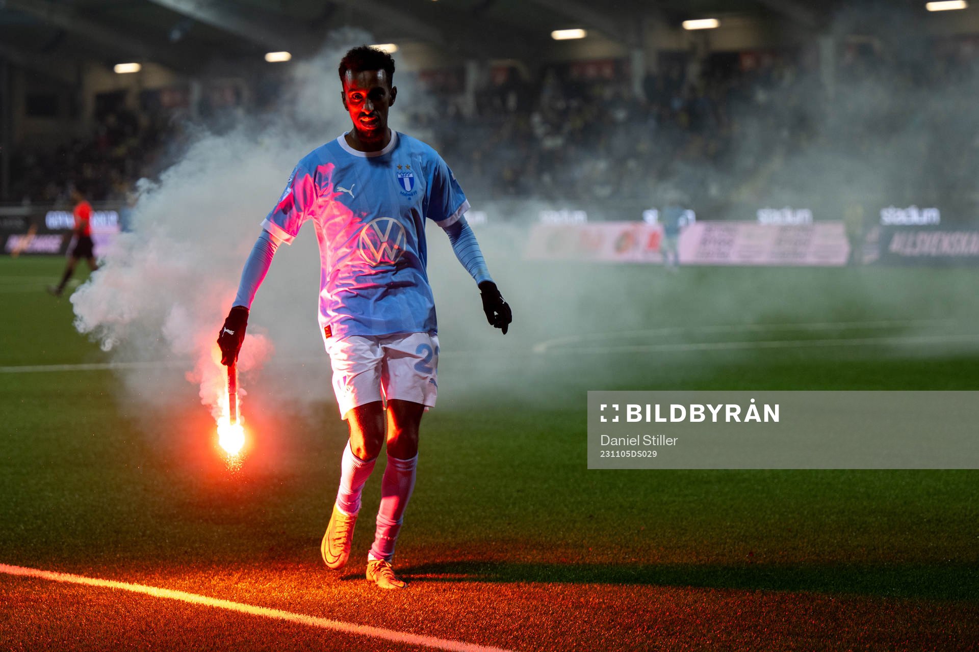 Malmö FFs Taha Ali kastar ut en bengal