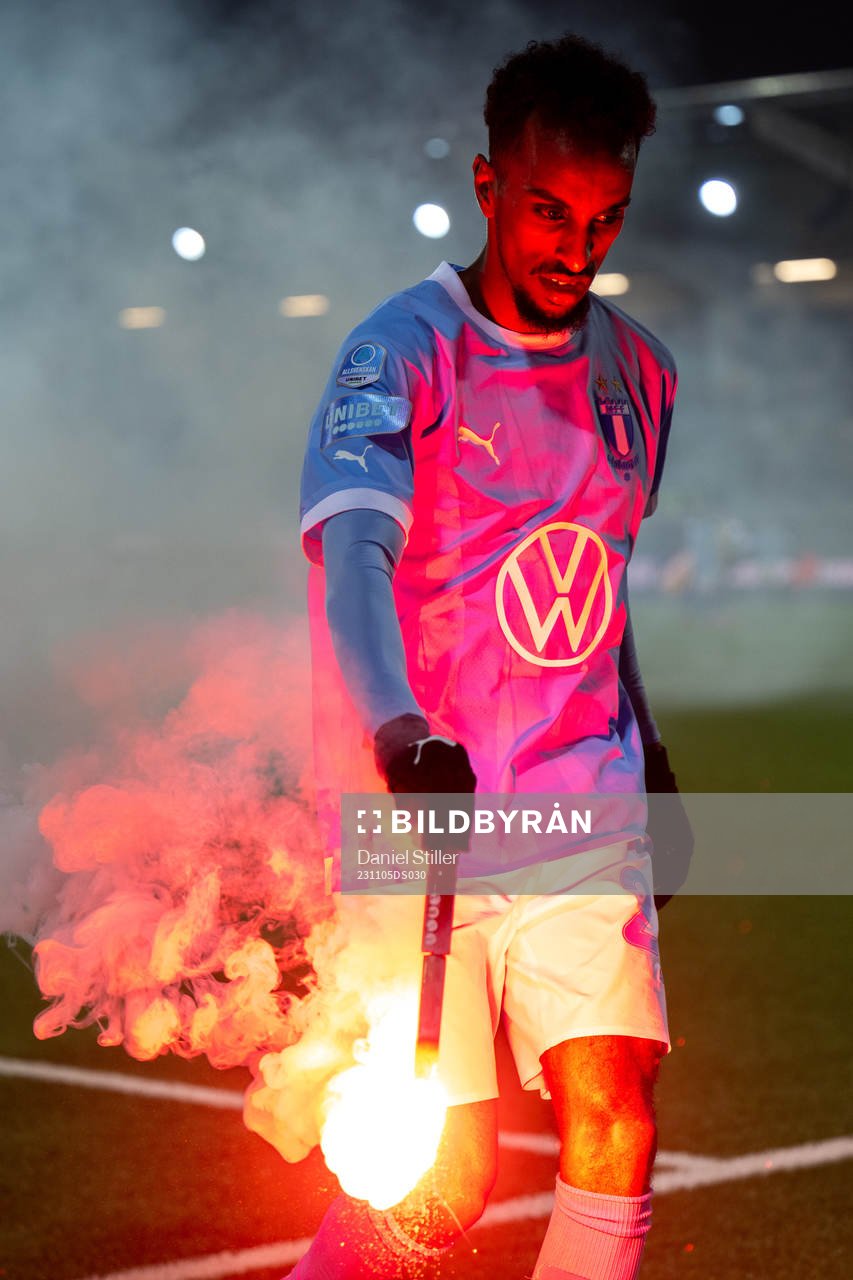 Malmö FFs Taha Ali kastar ut en bengal