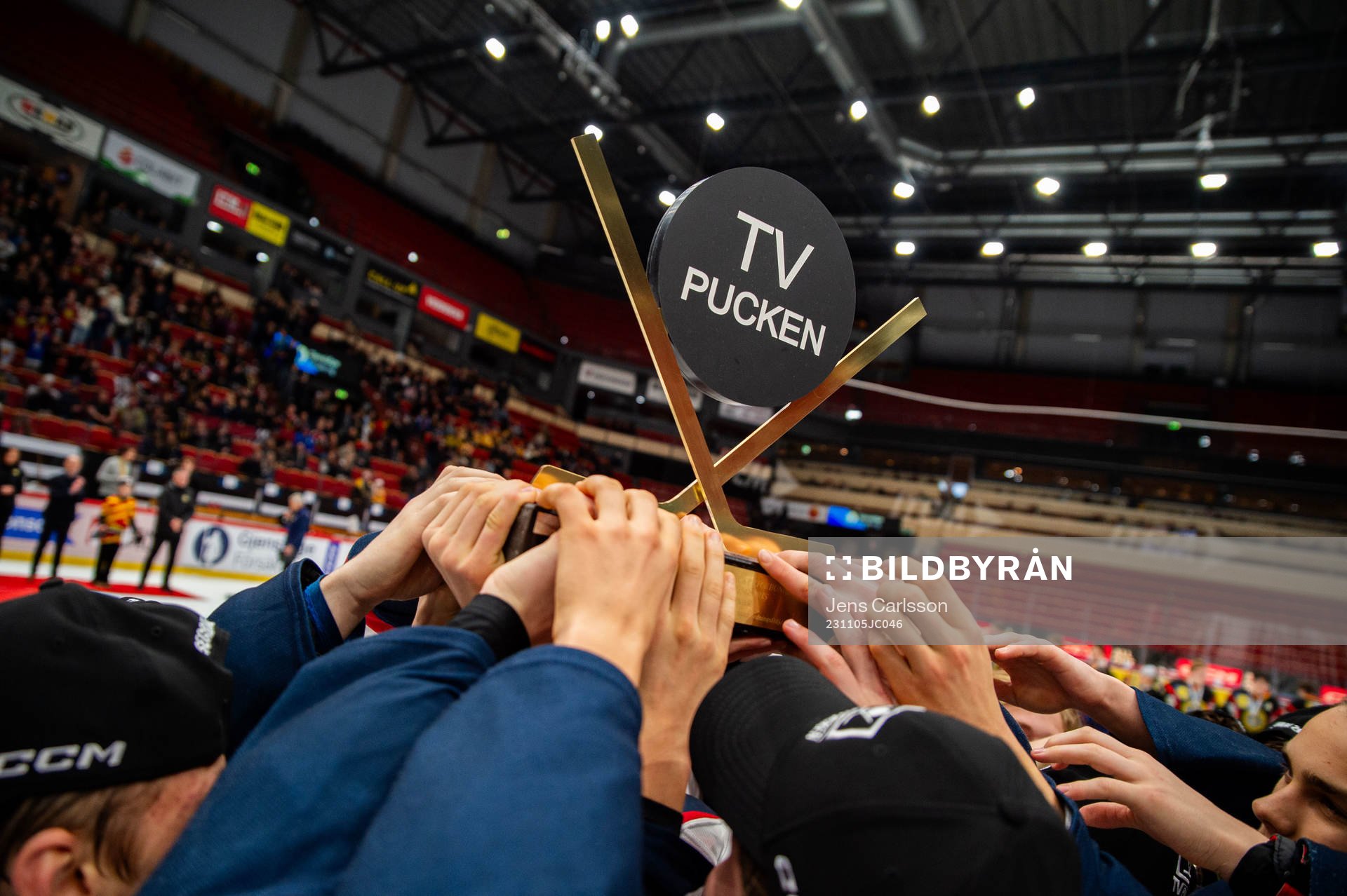 Stockholm Nords spelare jublar med pokalen