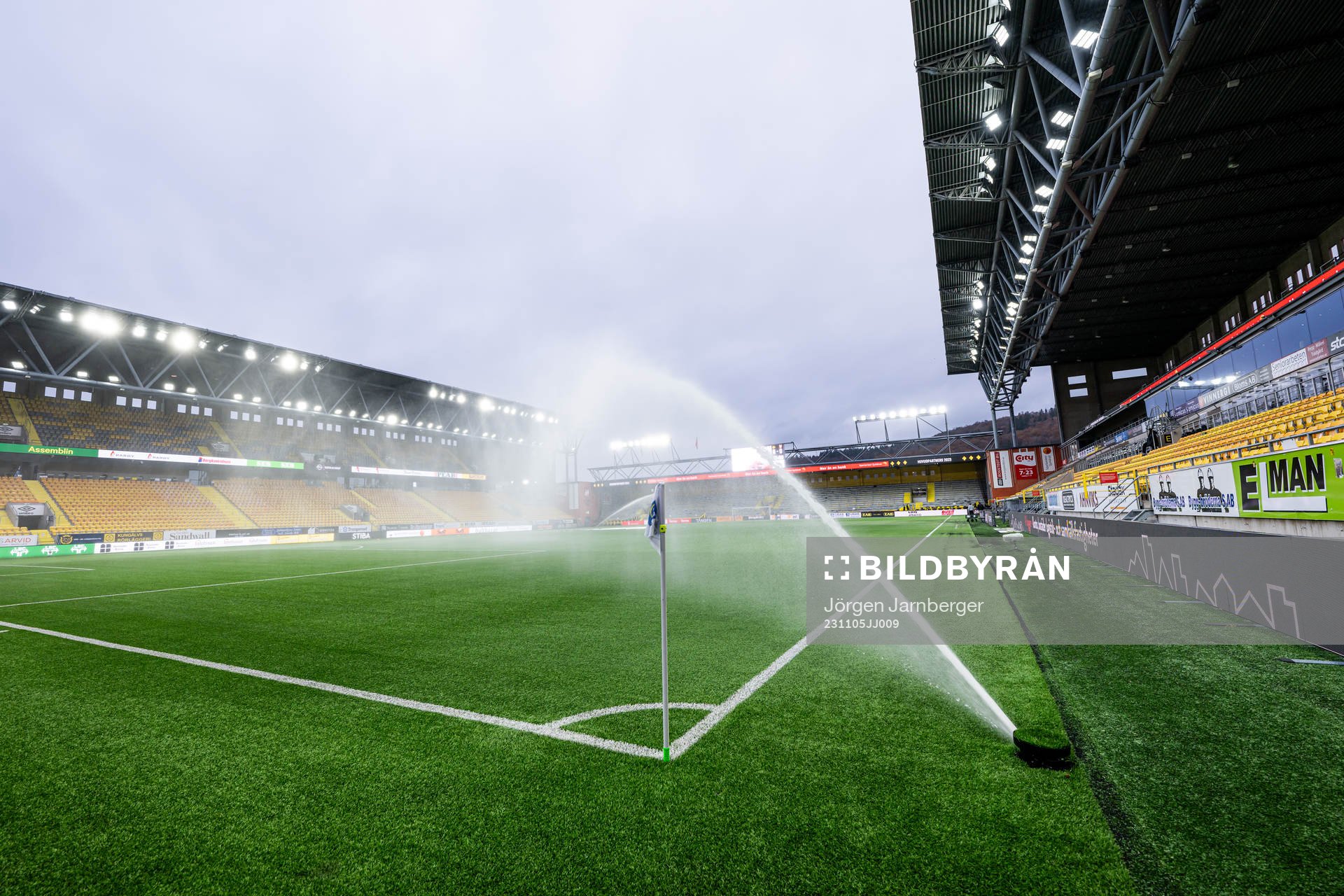 Vattning av gräset på Borås Arena