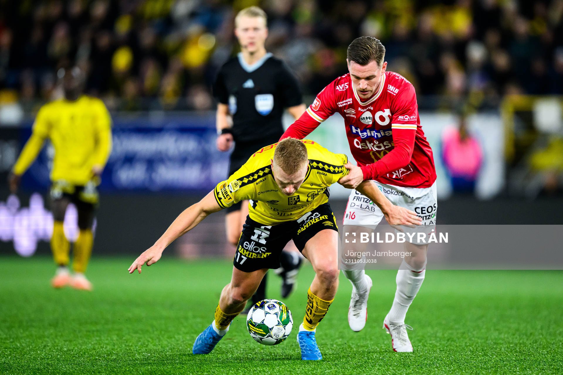 Elfsborgs Per Frick och Degerfors Rasmus Örqvist under fotbollsmatchen i Allsvenskan mellan Elfsborg och Degerfors den 5 november 2023 i Borås.