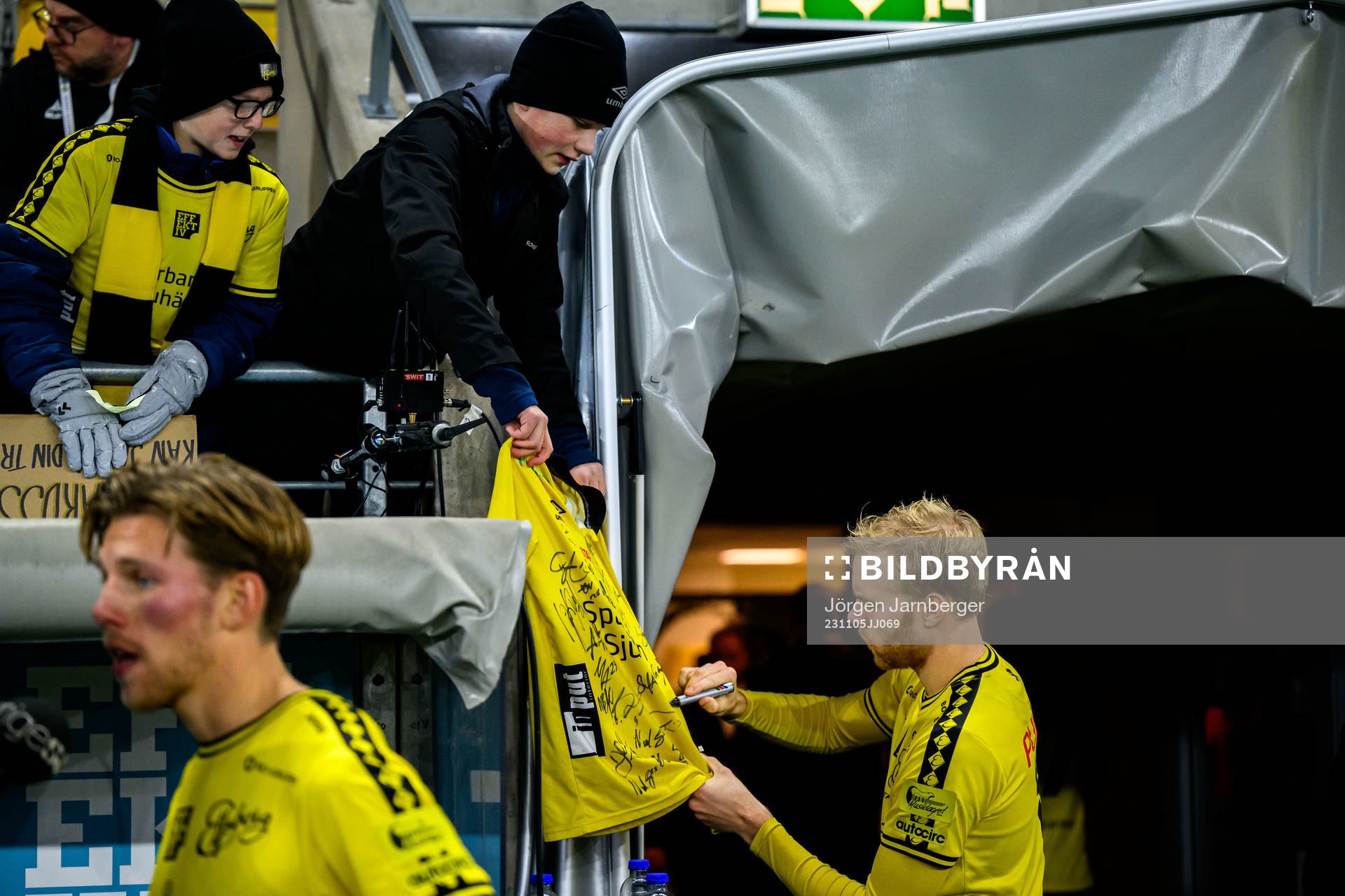 Elfsborgs Sveinn Guðjohnsen skriver autografer