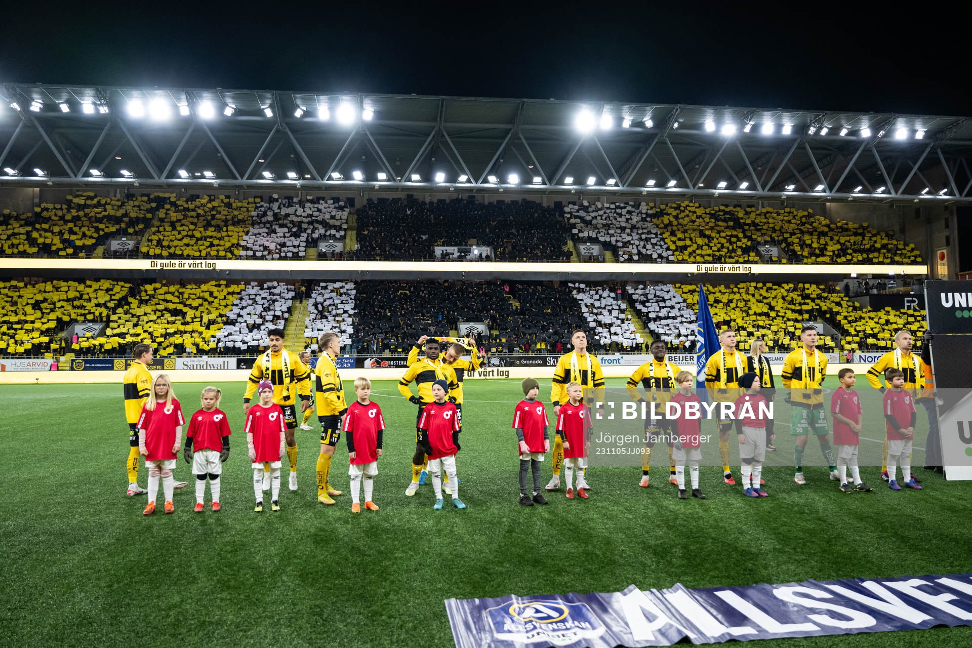 Elfsborgs spelare vid lineup med tifo i bakgrunden under fotbollsmatchen i Allsvenskan mellan Elfsborg och Degerfors den 5 november 2023 i Borås.