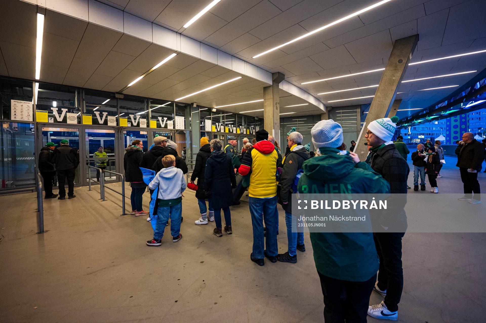 Supportrar utanför Tele 2 Arena