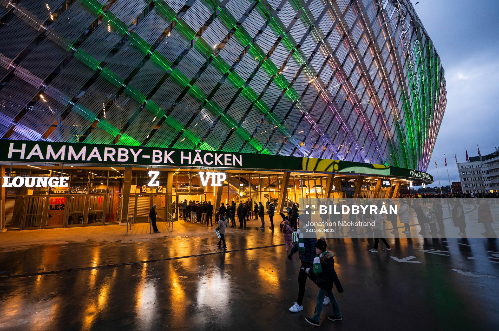Supportrar utanför Tele 2 Arena