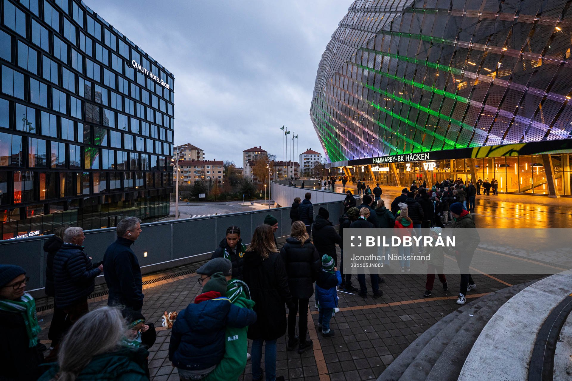 Supportrar utanför Tele 2 Arena
