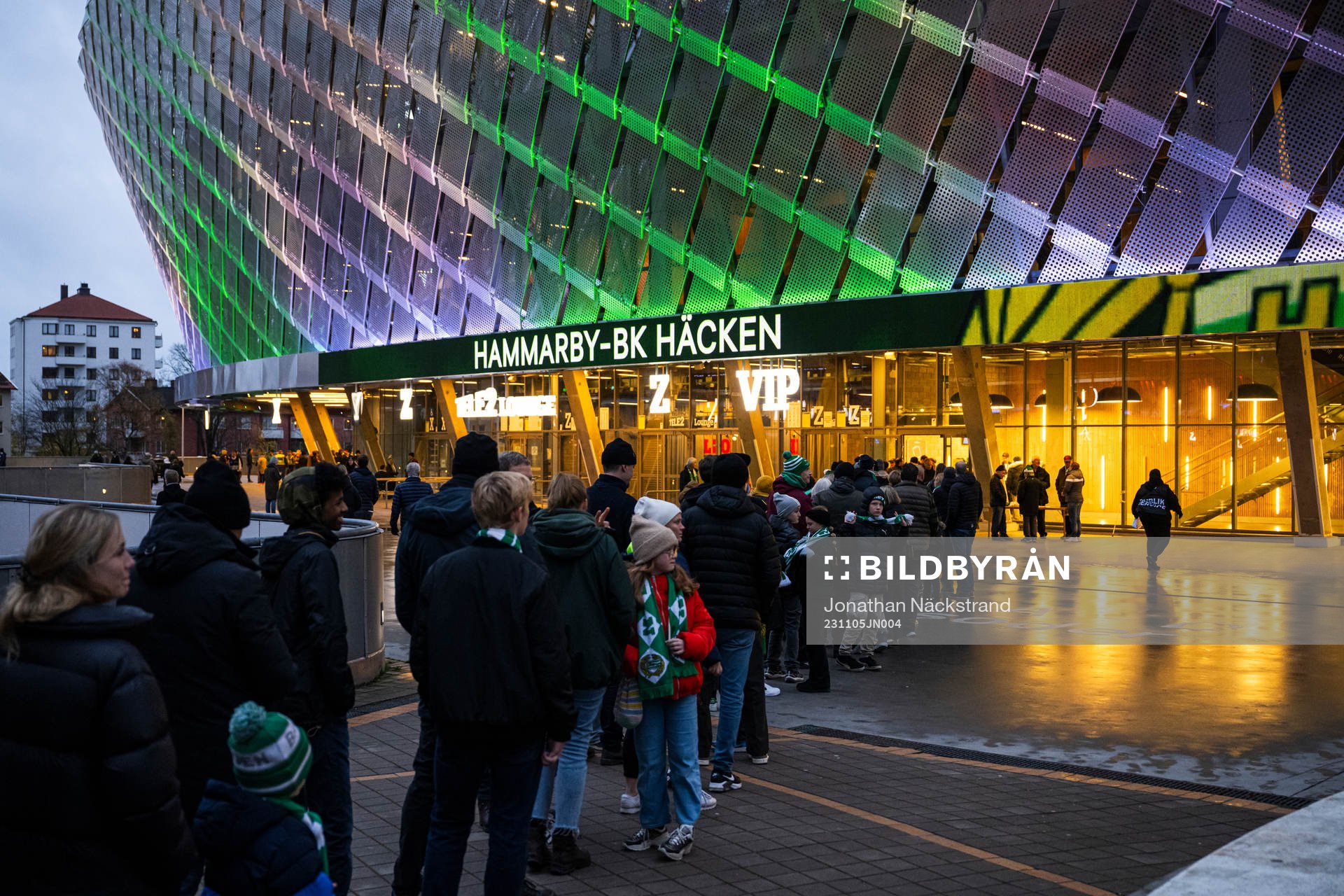 Supportrar utanför Tele 2 Arena