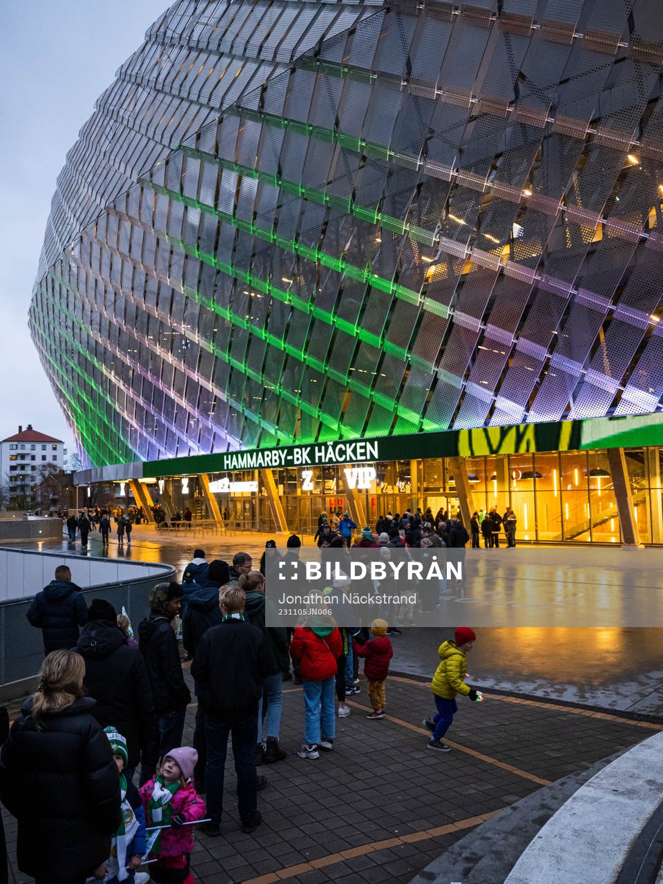 Supportrar utanför Tele 2 Arena