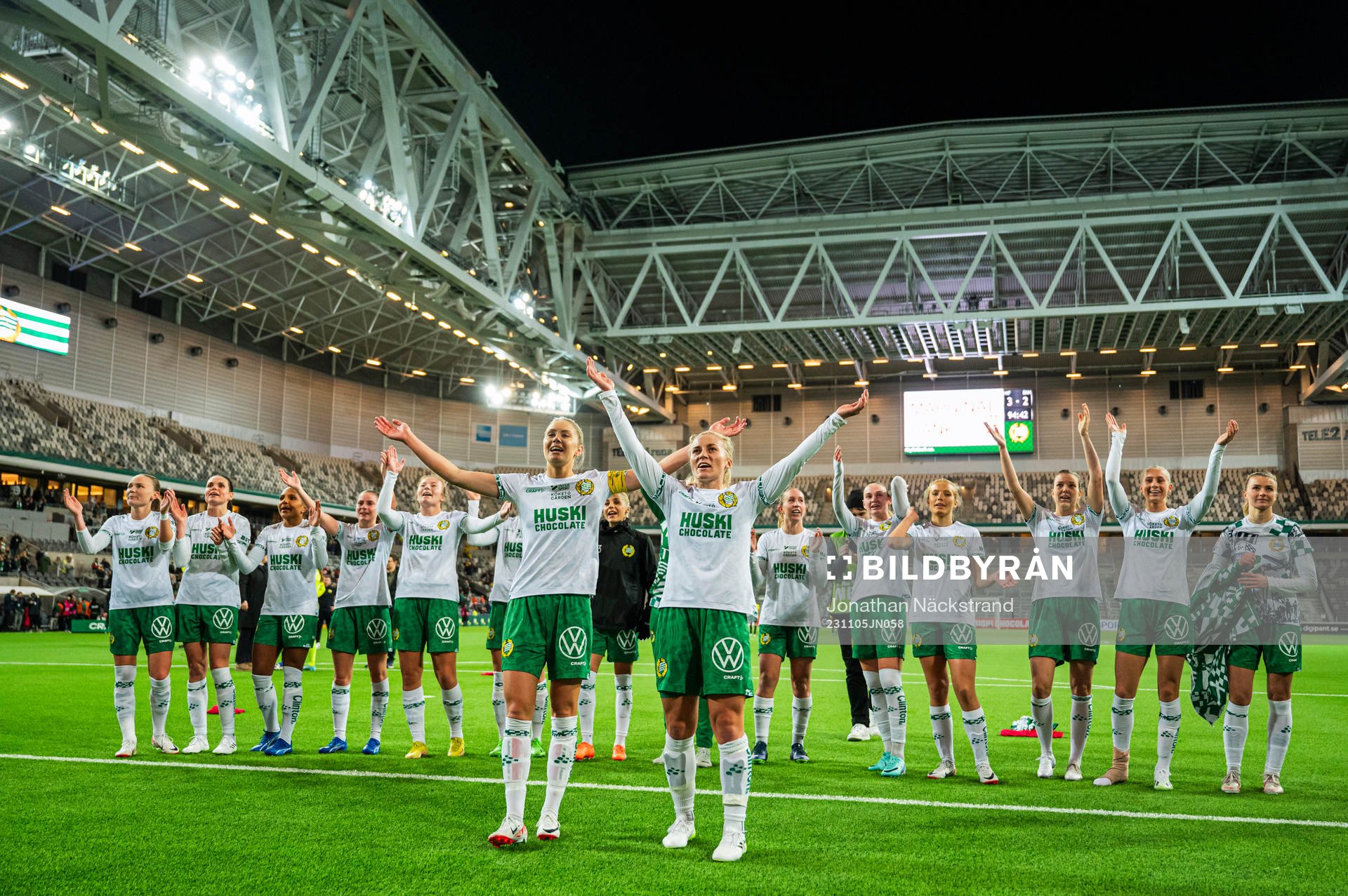 Hammarbys spelare jublar efter fotbollsmatchen i Damallsvenskan mellan Hammarby och Häcken den 5 november 2023 i Stockholm. 