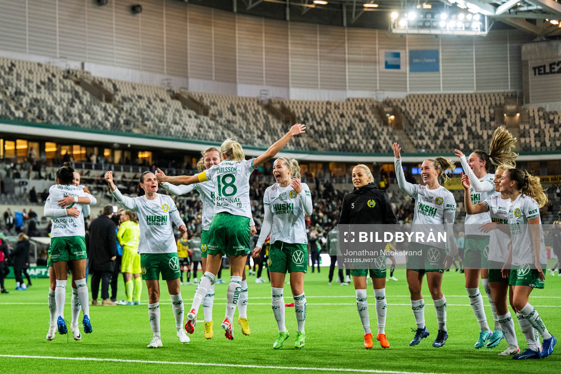 Hammarbys spelare jublar efter fotbollsmatchen i Damallsvenskan mellan Hammarby och Häcken den 5 november 2023 i Stockholm. 