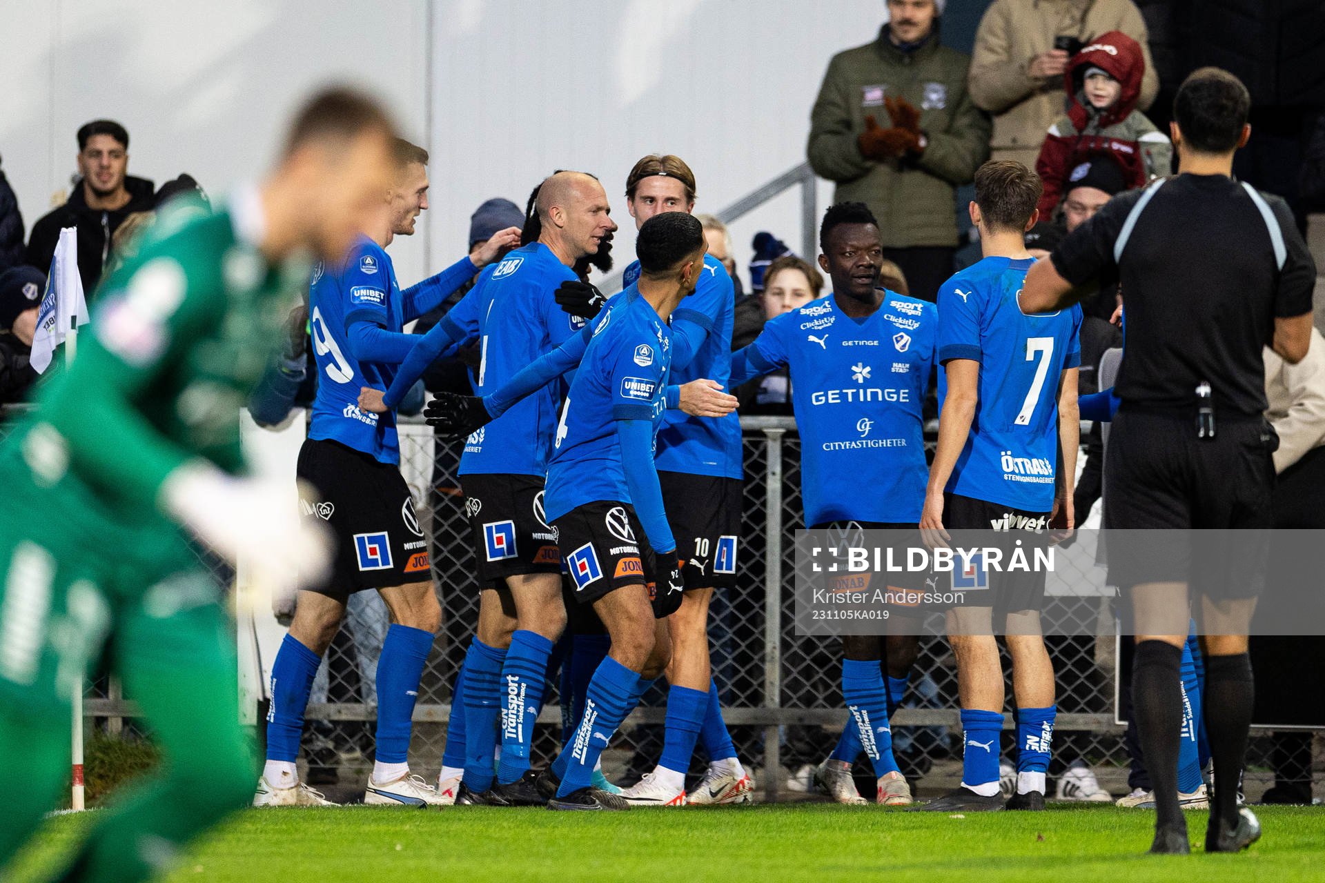 Halmstads Naeem Mohammed jublar med lagkamrater
