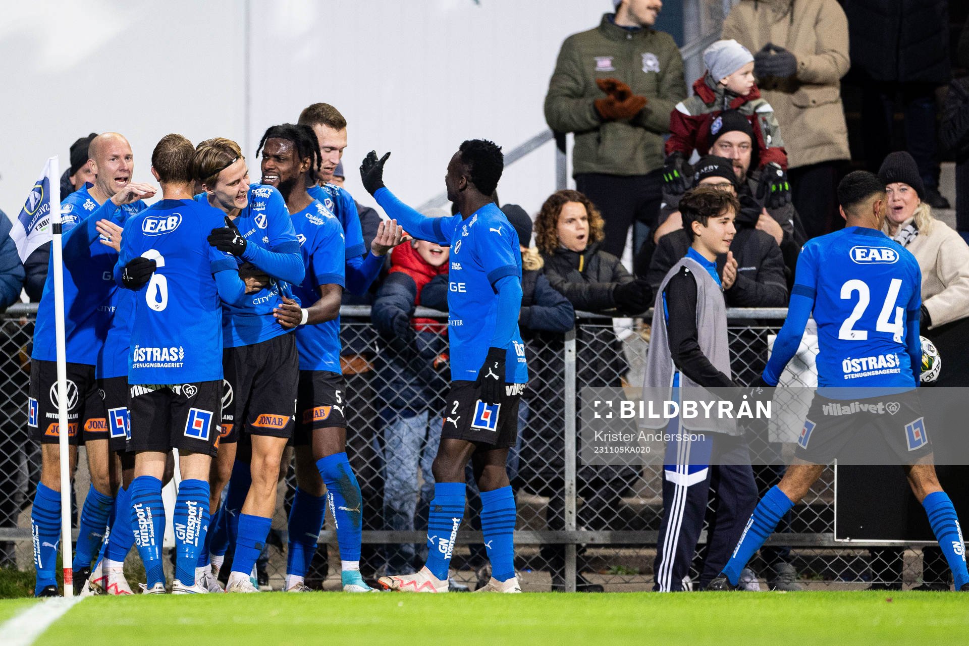 Halmstads Viktor Granath jublar med lagkamrater