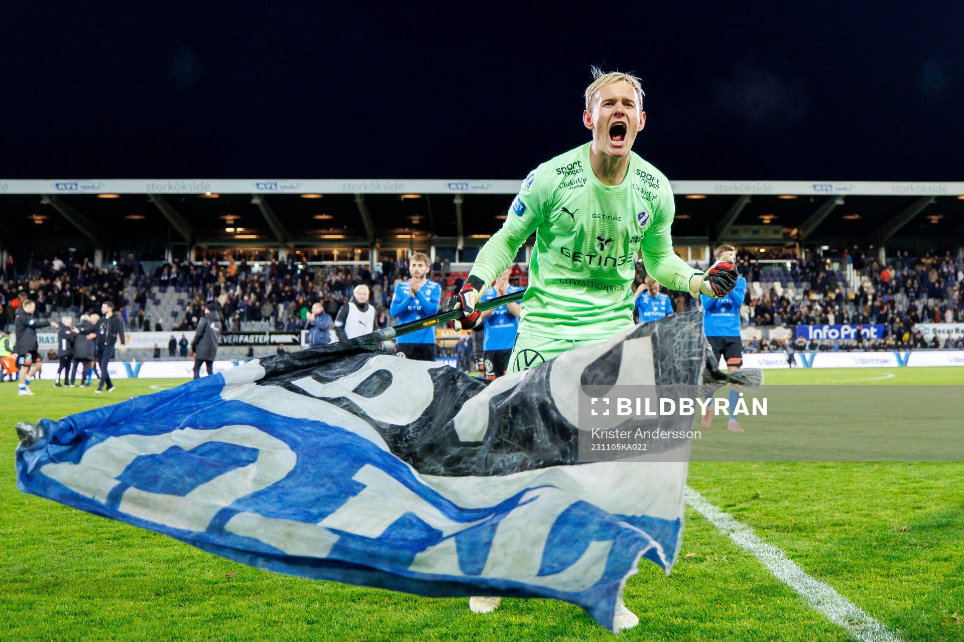 Halmstads målvakt Malte Påhlsson jublar