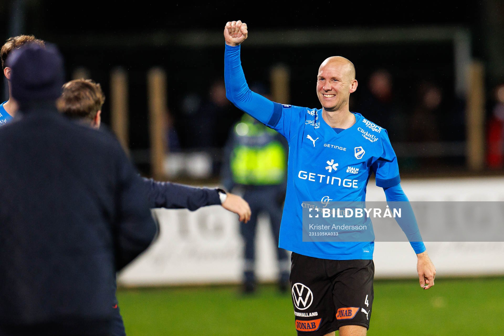 Halmstads Andreas Johansson jublar efter fotbollsmatchen i Allsvenskan mellan Halmstad och Kalmar den 5 november 2023 i Halmstad. 