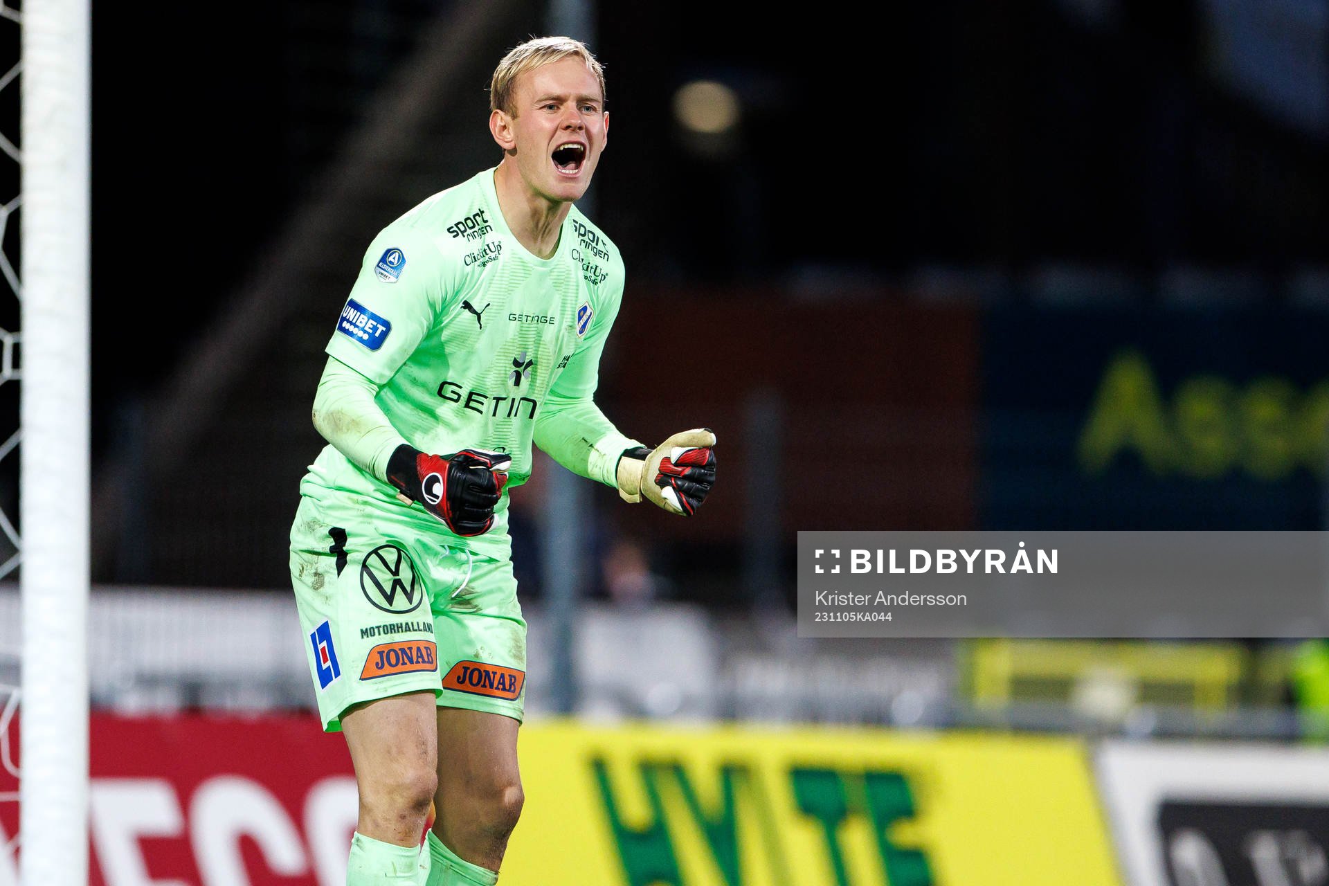 Halmstads målvakt Malte Påhlsson jublar