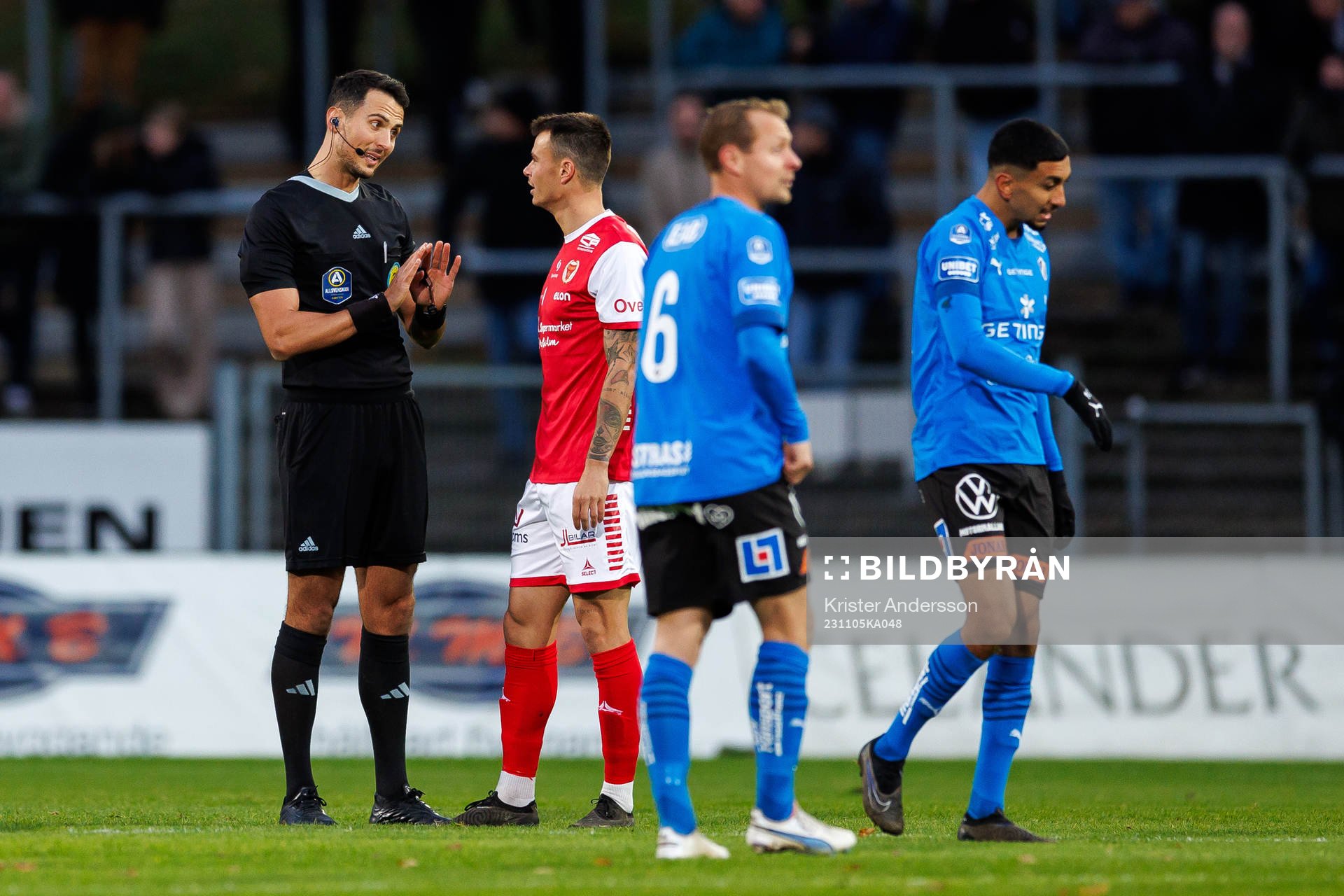 Domare Adi Aganovic och Kalmars Melker Hallberg