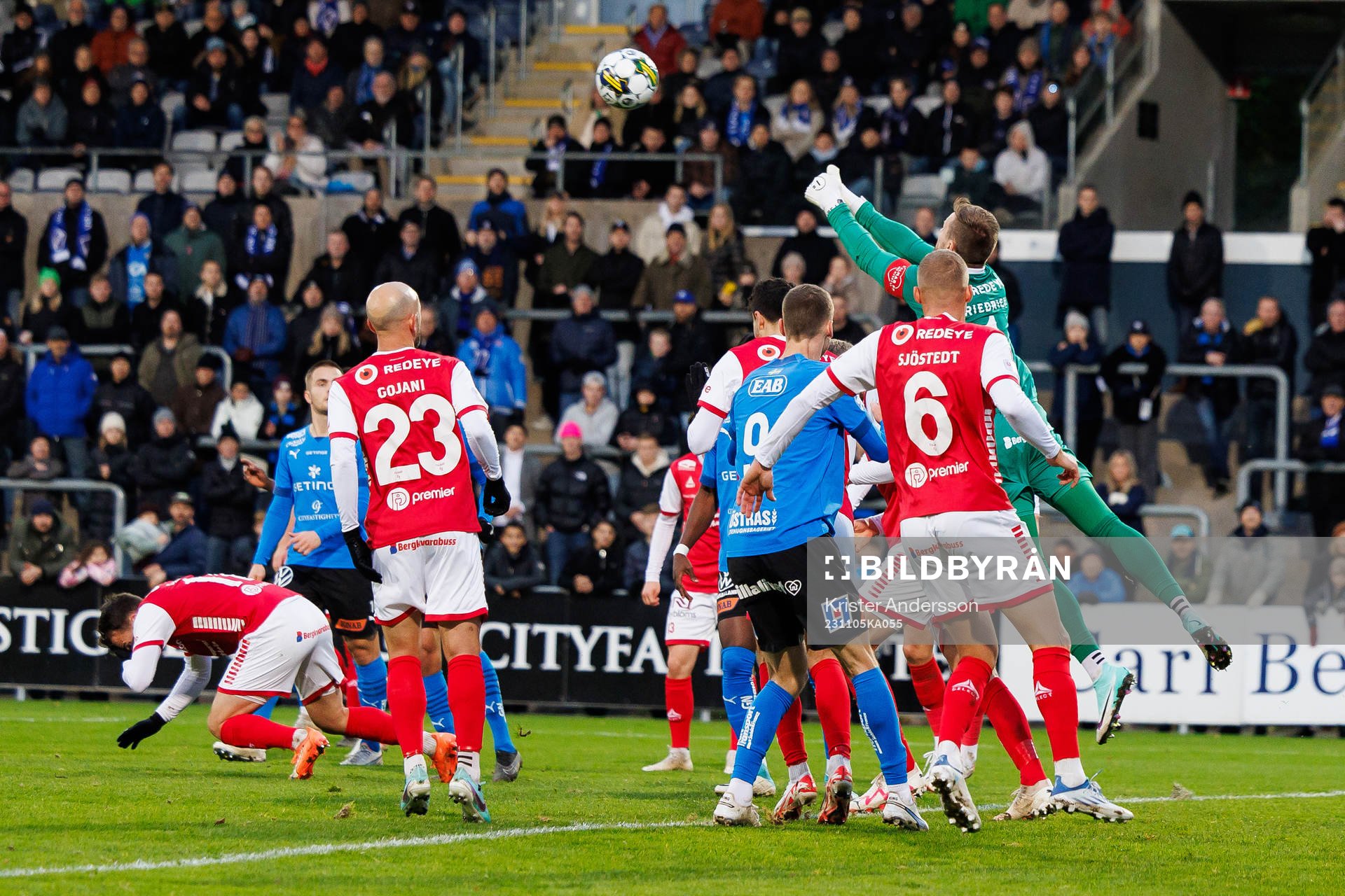 Kalmars målvakt Ricardo Friedrich tar undan bollen under fotbollsmatchen i Allsvenskan mellan Halmstad och Kalmar den 5 november 2023 i Halmstad.