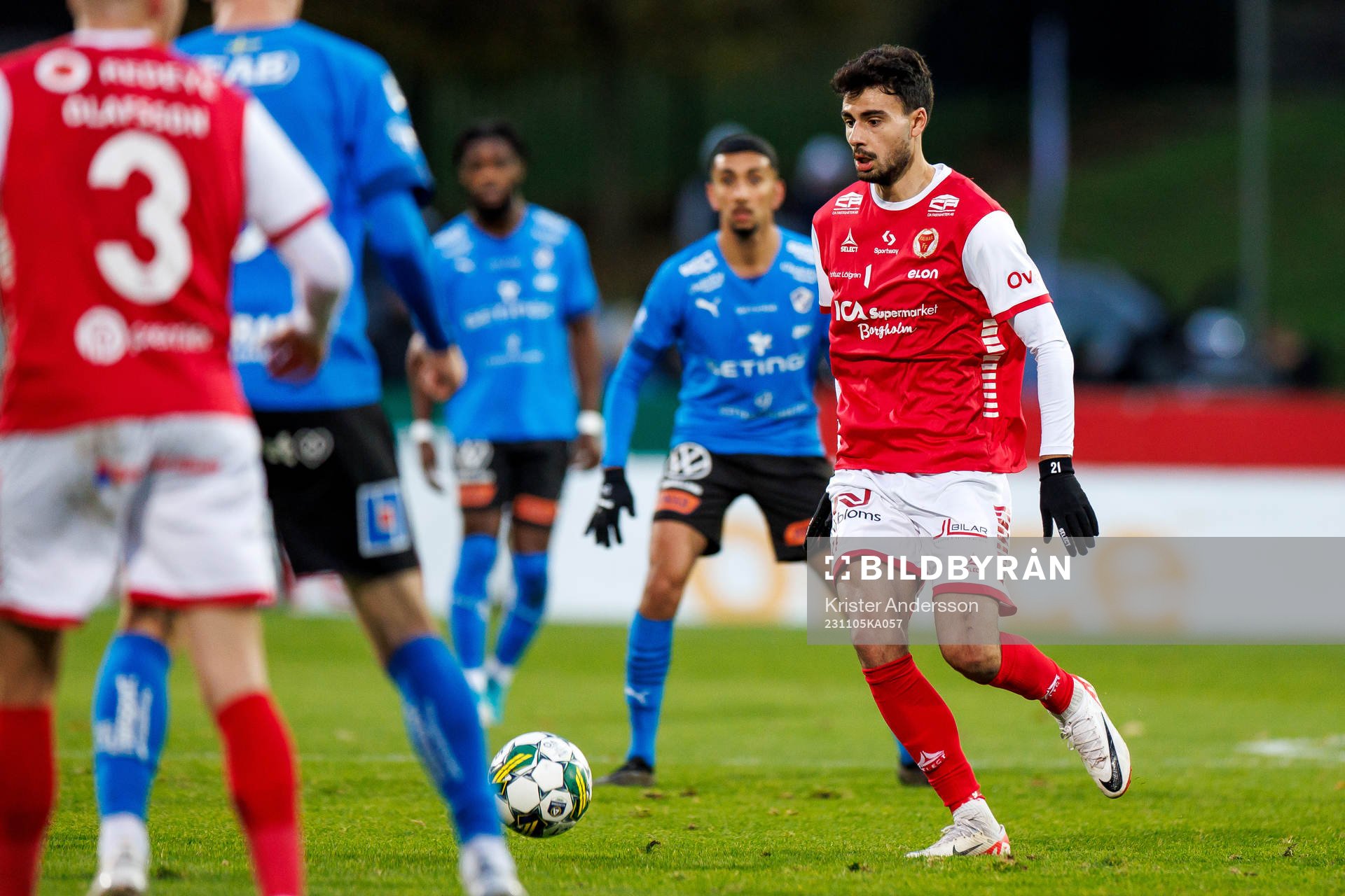 Kalmars Deniz Hummet under fotbollsmatchen i Allsvenskan mellan Halmstad och Kalmar den 5 november 2023 i Halmstad. 