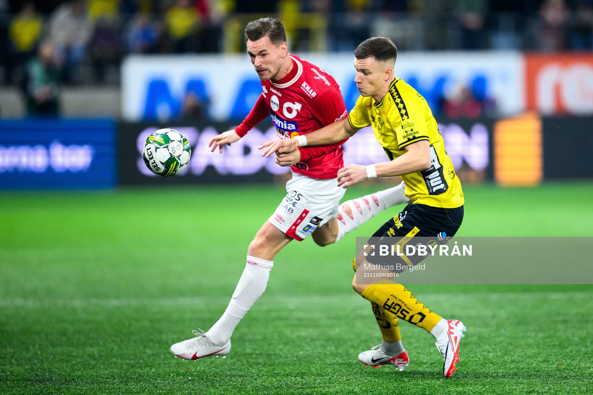 Degerfors Rasmus Örqvist och Elfsborgs Andri Fannar Baldursson under fotbollsmatchen i Allsvenskan mellan Elfsborg och Degerfors den 5 november 2023 i Borås.