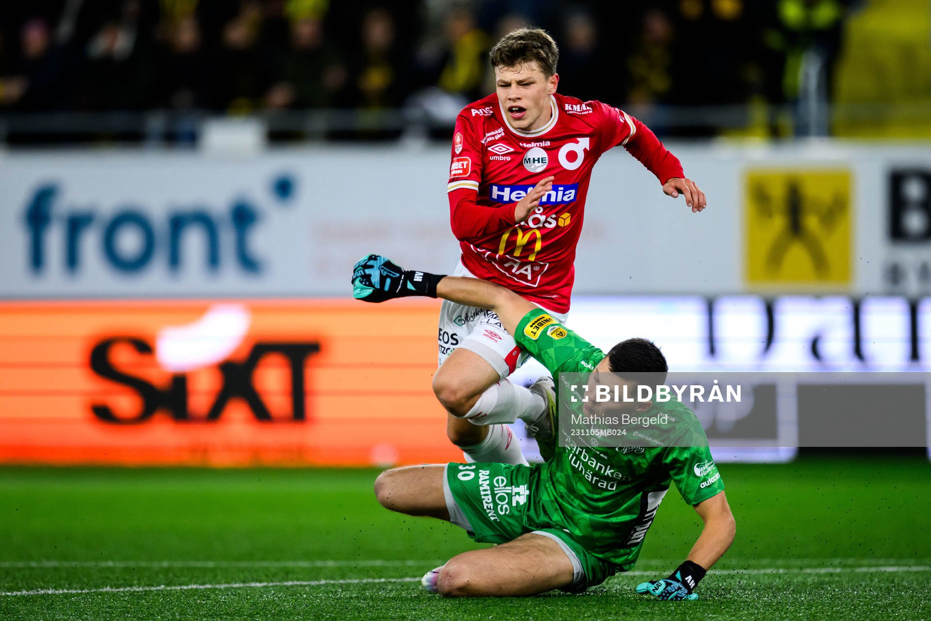 Degerfors Gustav Lindgren och Elfsborgs  målvakt Hakon