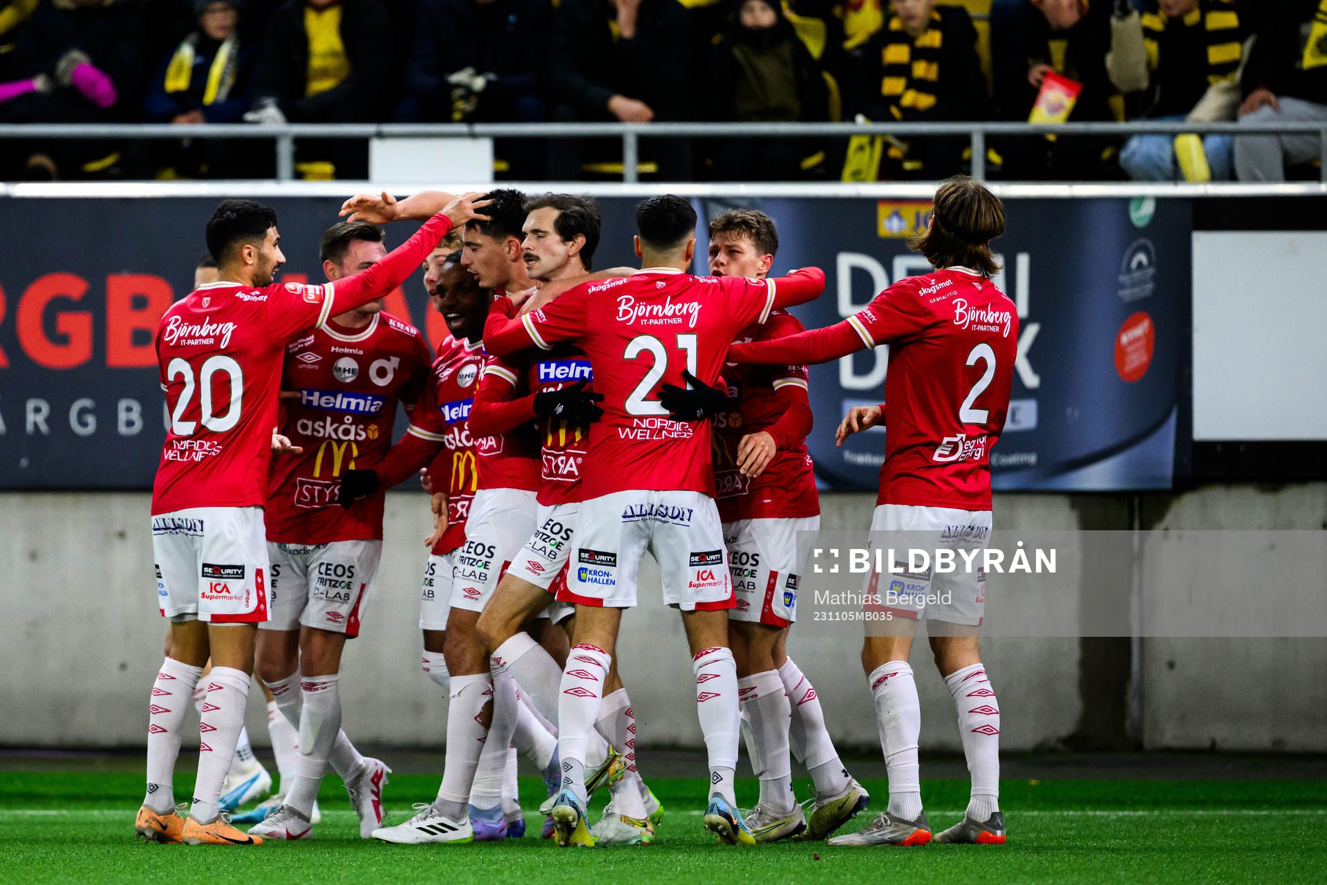 Degerfors Seid Korac jublar med lagkamrater efter 0-1 under fotbollsmatchen i Allsvenskan mellan Elfsborg och Degerfors den 5 november 2023 i Borås.