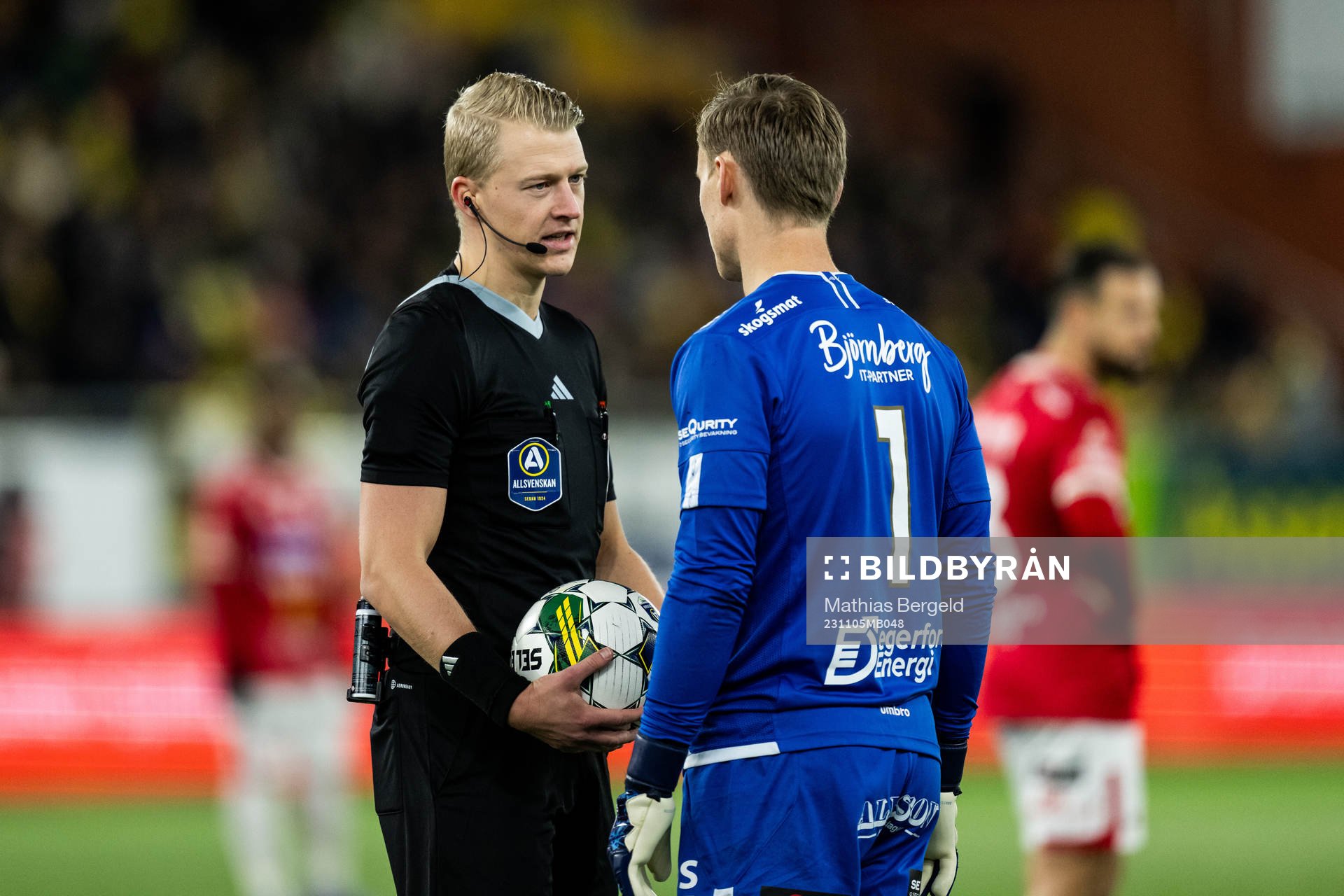 Domare Adam Ladebäck och Degerfors Sondre Lovseth Rossbach