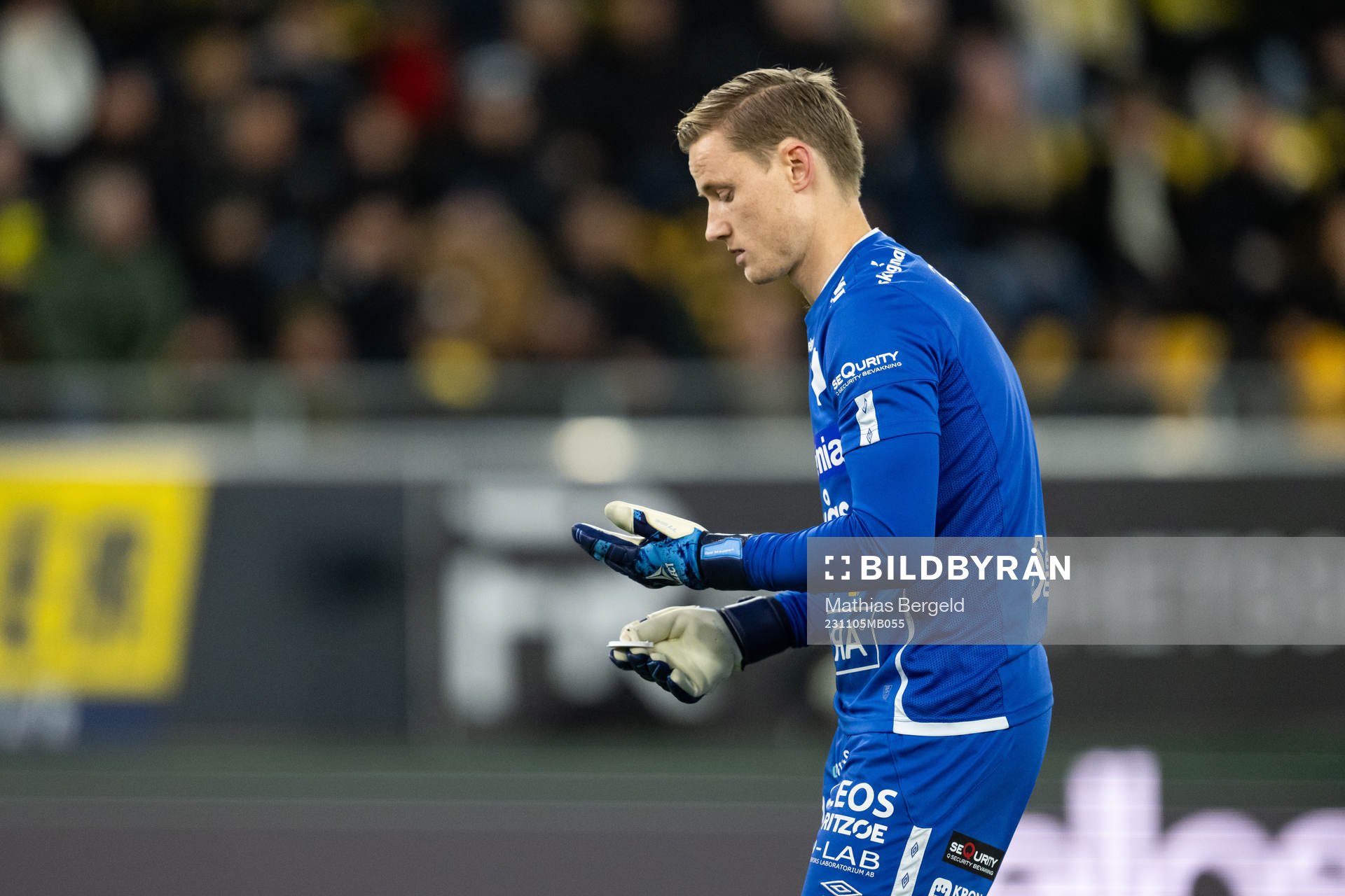 Degerfors målvakt Sondre Lovseth Rossbach med inkastat
