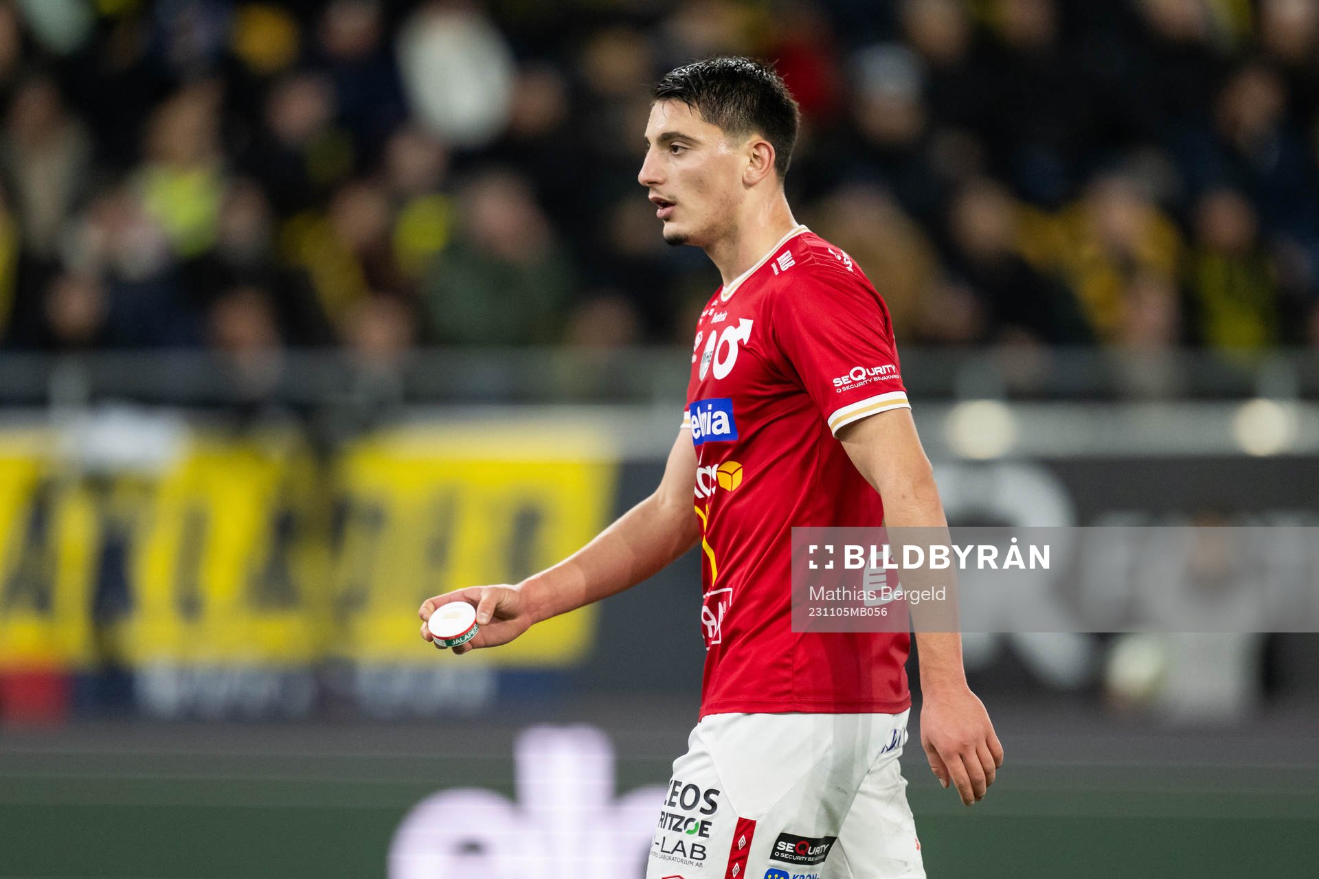 Degerfors Seid Korac med ett inkastat föremål