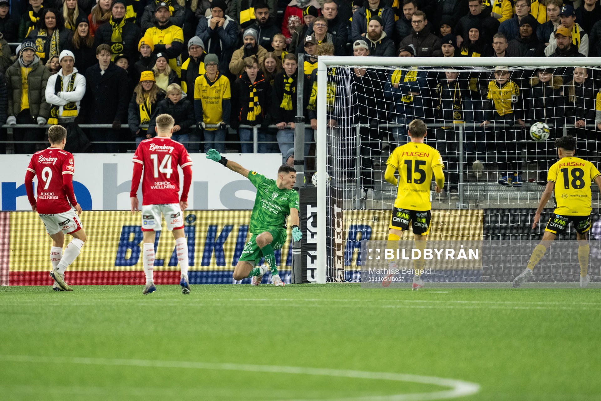 Degerfors Peter Gwargis gör 1-2 på Elfsborgs målvakt