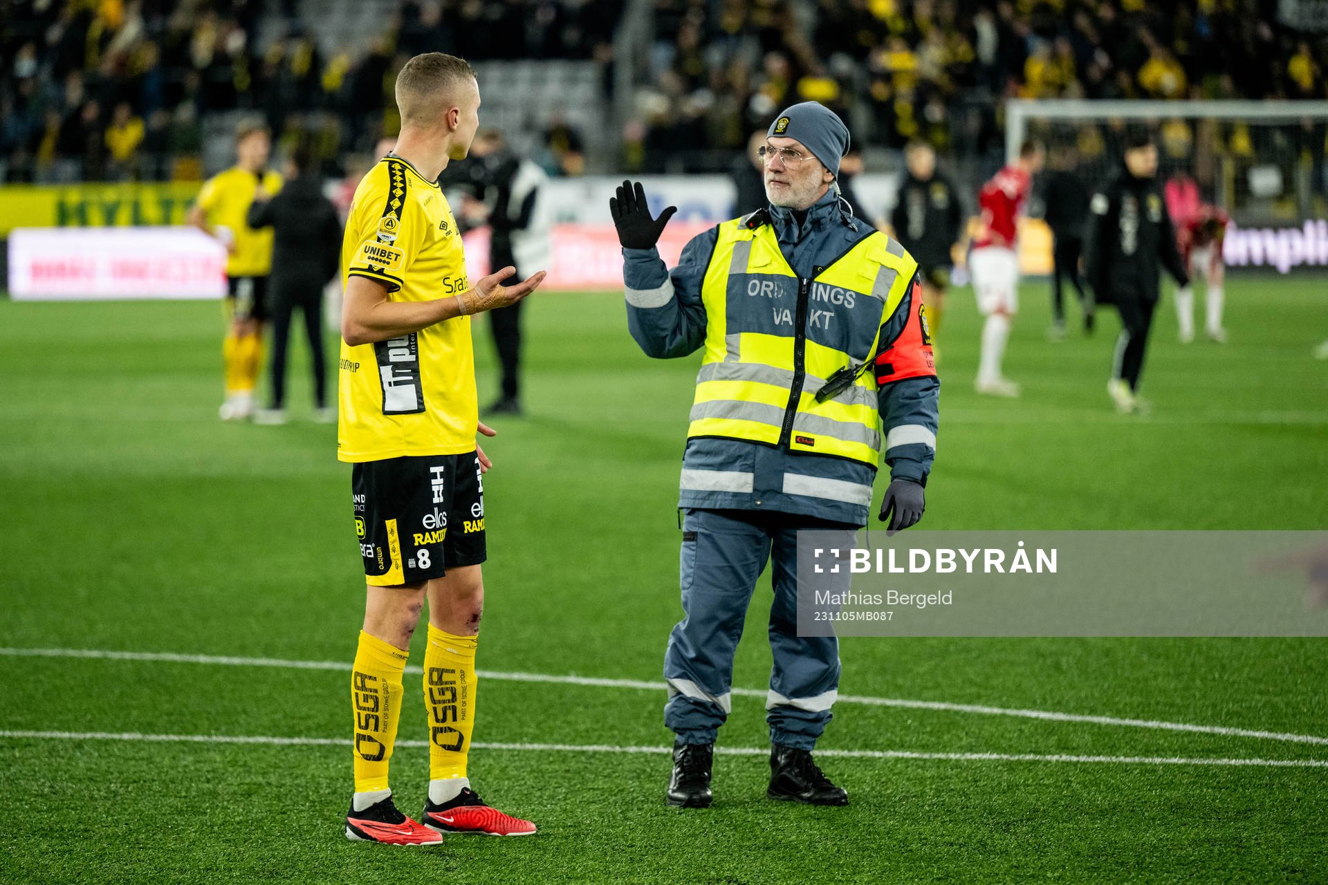 Elfsborgs Sebastian Holmen i samtal med en ordningsvakt