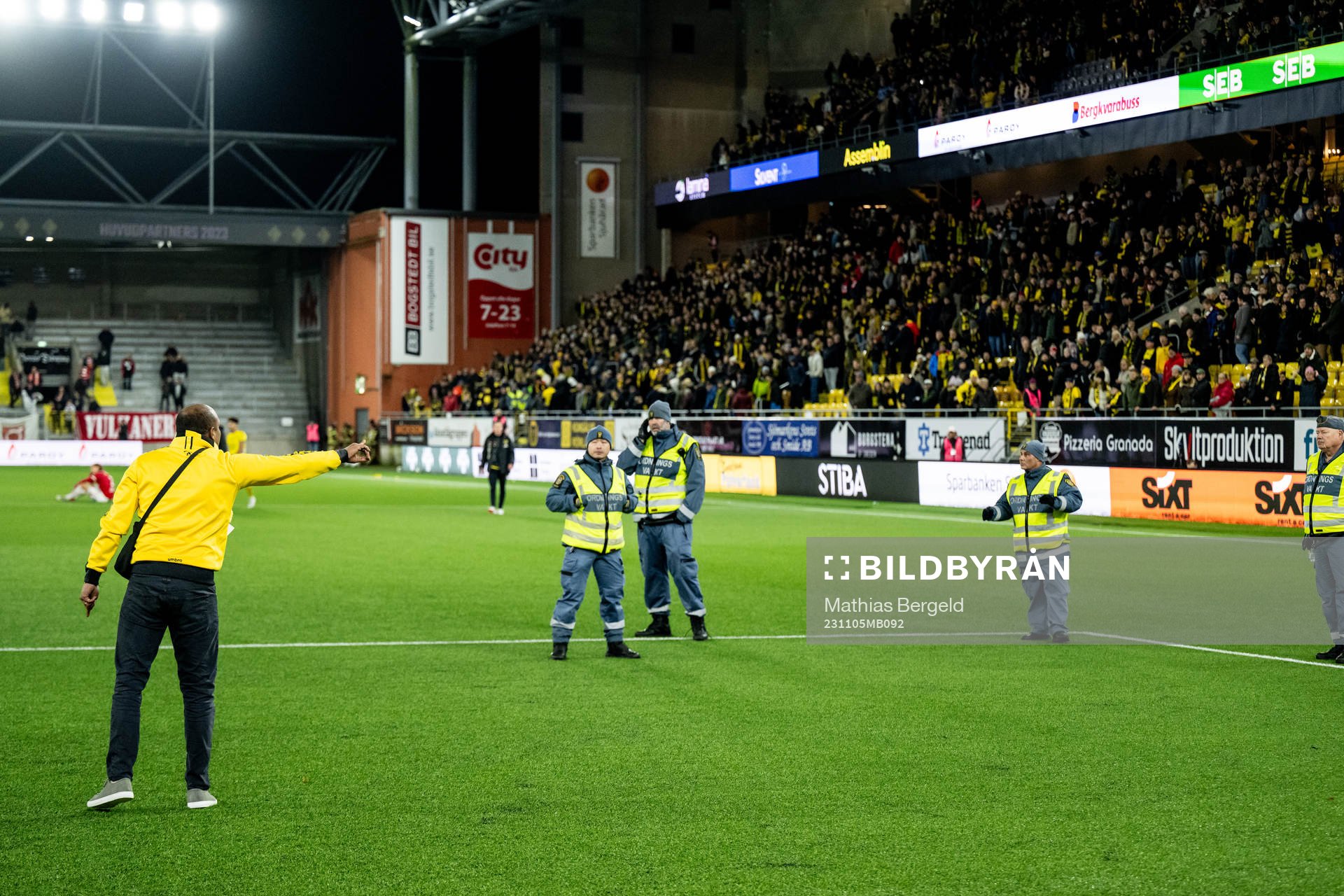En Elfsborgssupporter ber vakter att flytta på sig