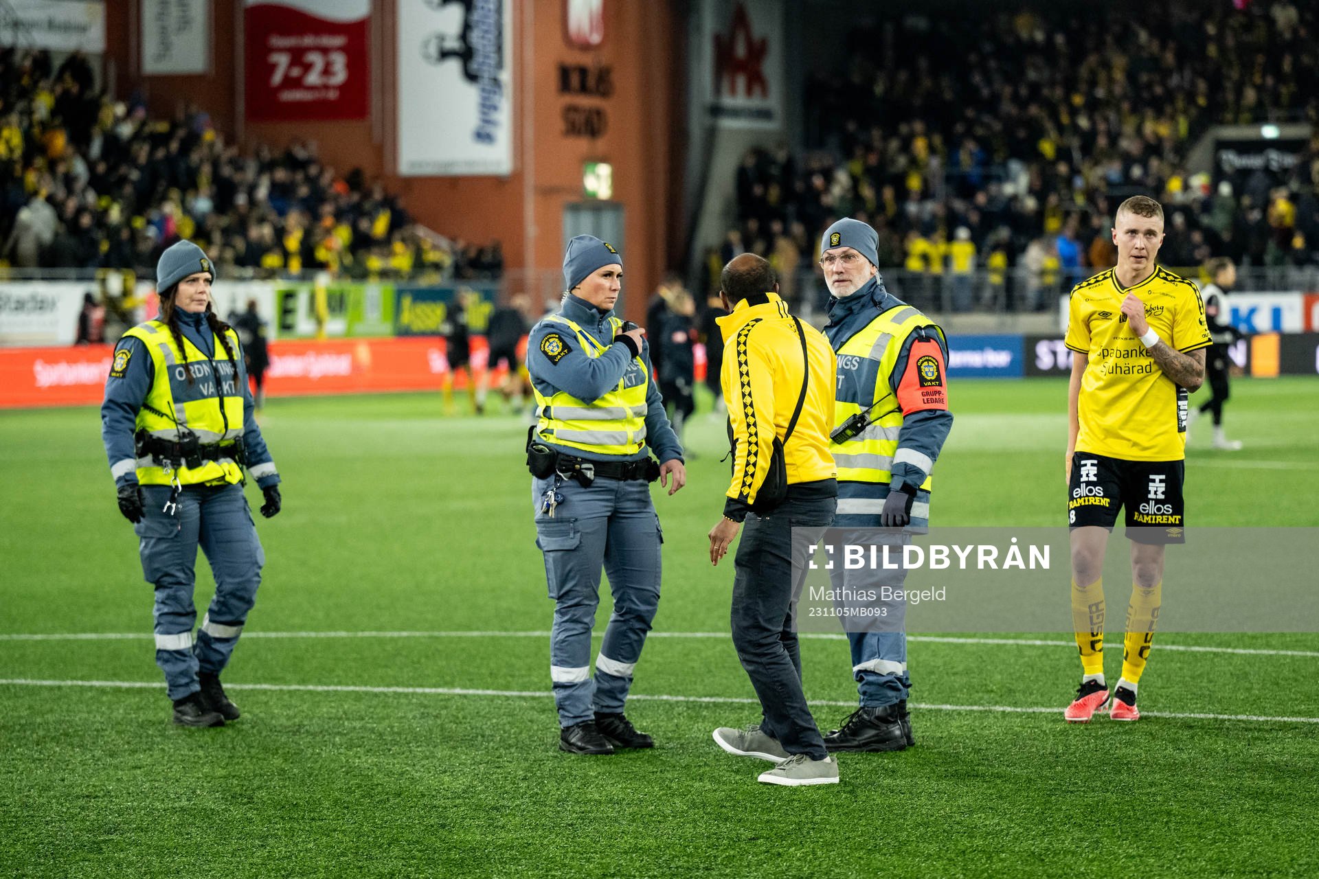 En Elfsborgssupporter ber vakter att flytta på sig