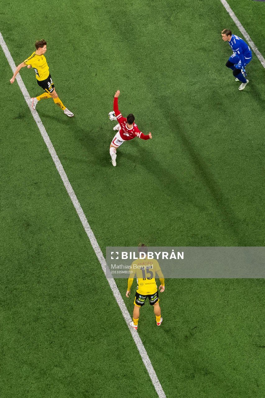 Elfsborgs Noah Söderberg skjuter på täckande Degerfors