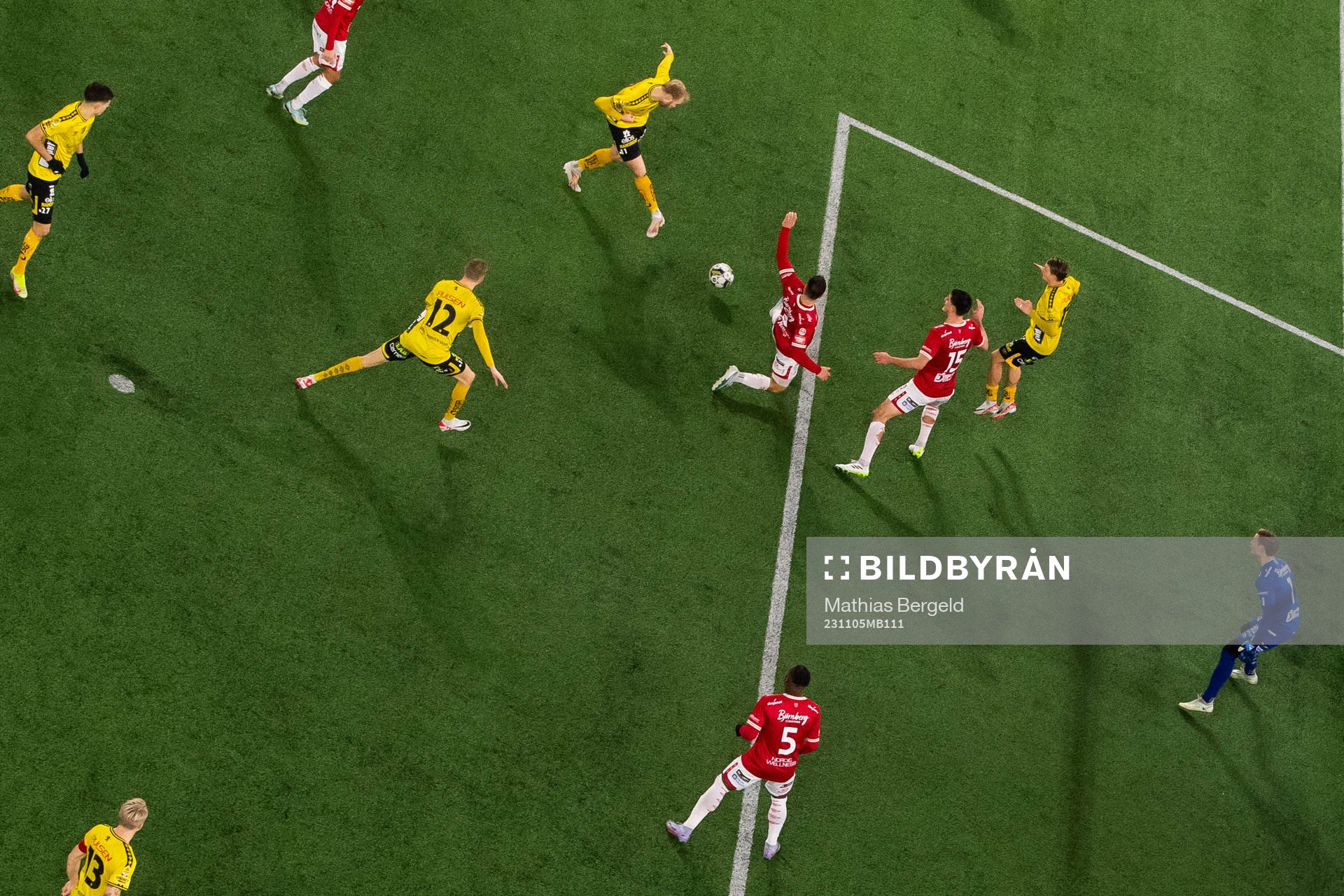 Elfsborgs Sveinn Guðjohnsen skjuter på täckande