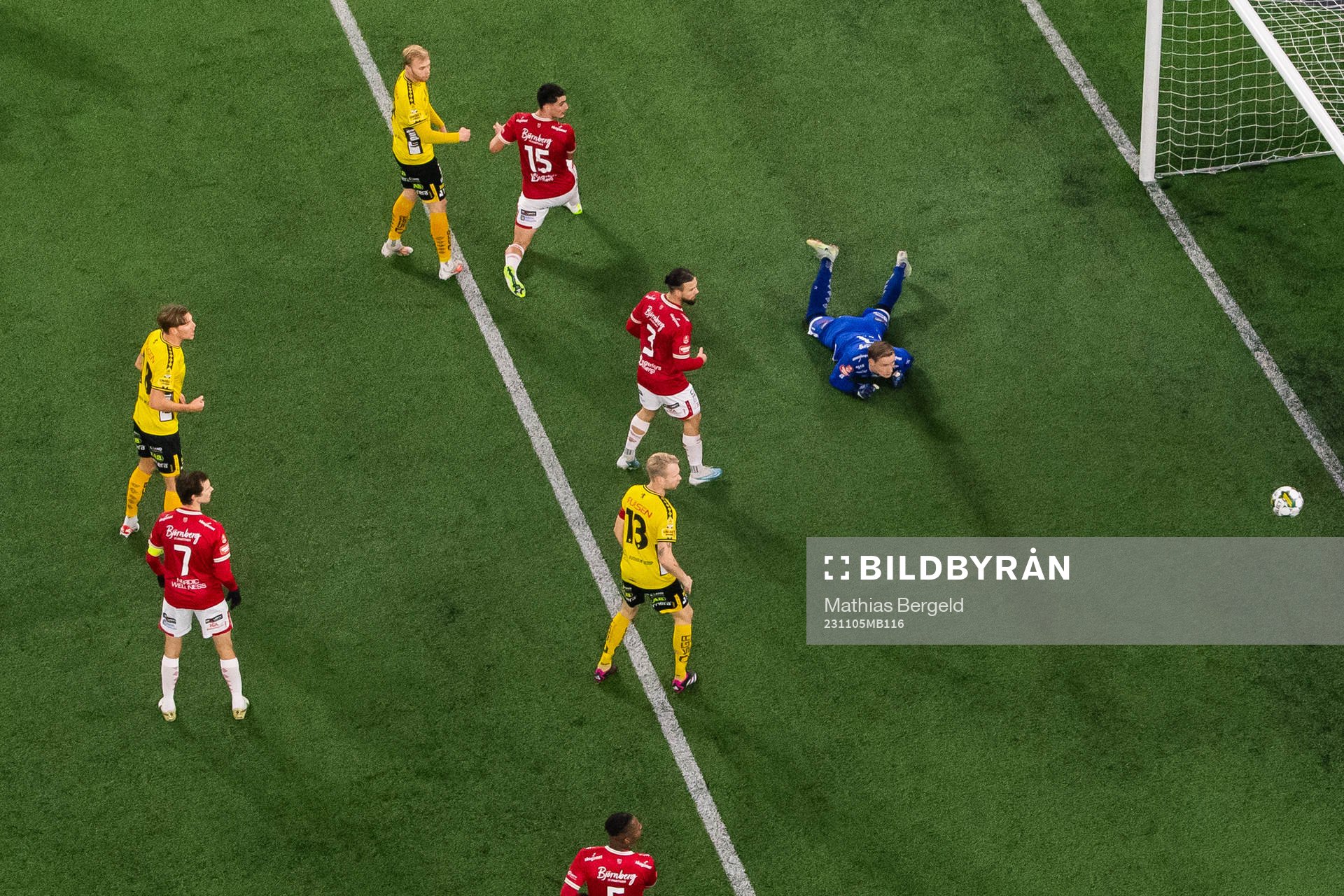 Elfsborgs Johan Larsson och Degerfors målvakt Sondre