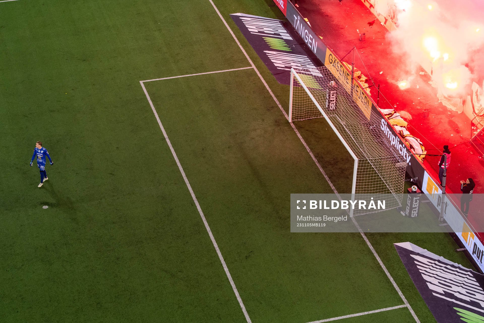 Degerfors målvakt Sondre Lovseth Rossbach med bengaler i
