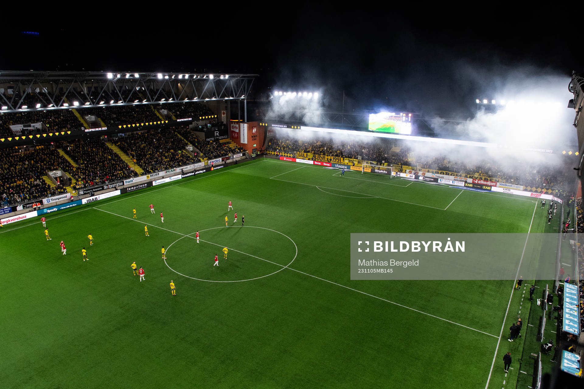 Rök från pyroteknik under fotbollsmatchen i Allsvenskan mellan Elfsborg och Degerfors den 5 november 2023 i Borås. 