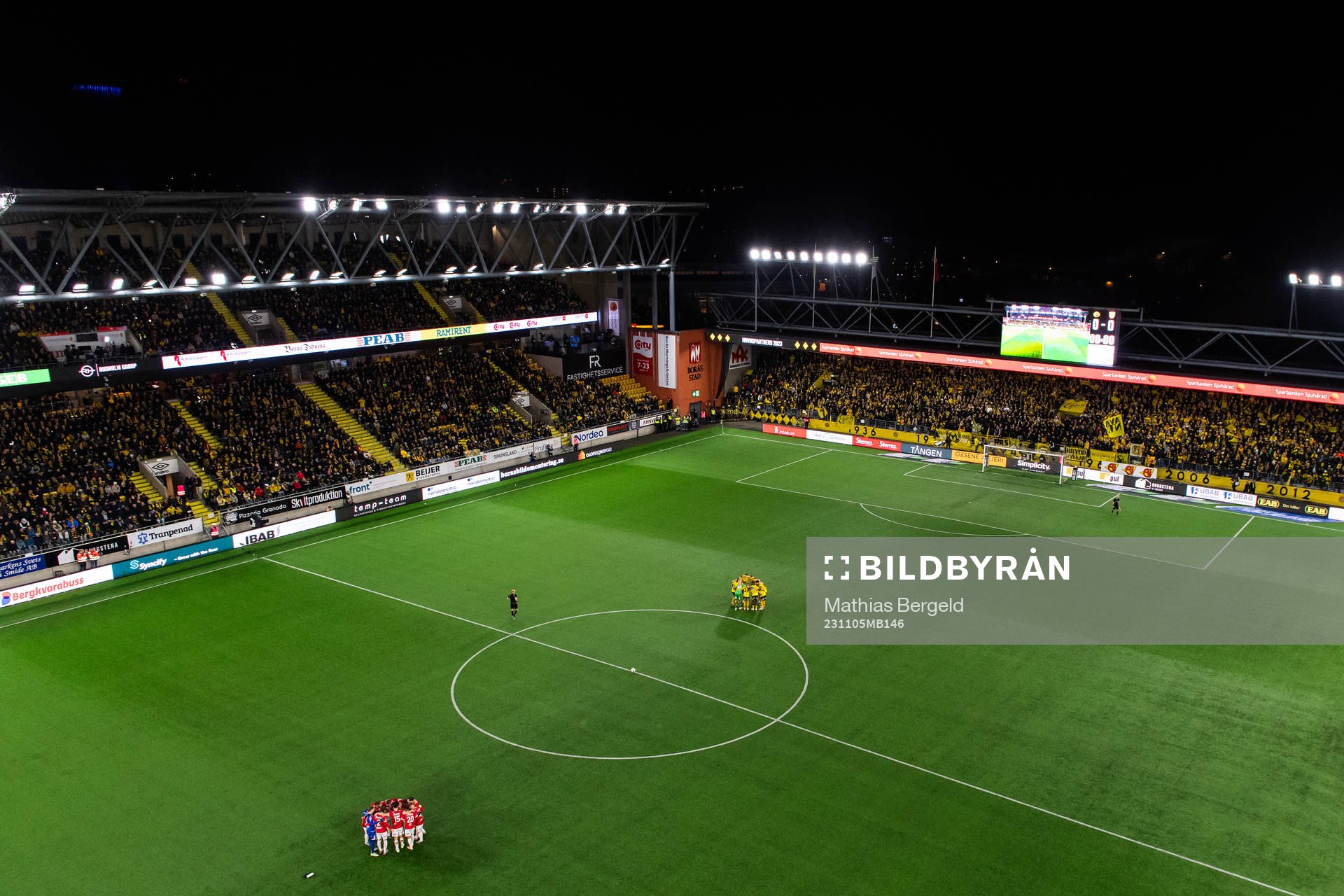 Degerfors och Elfsborgs spelare samlas inför fotbollsmatchen i Allsvenskan mellan Elfsborg och Degerfors den 5 november 2023 i Borås. 