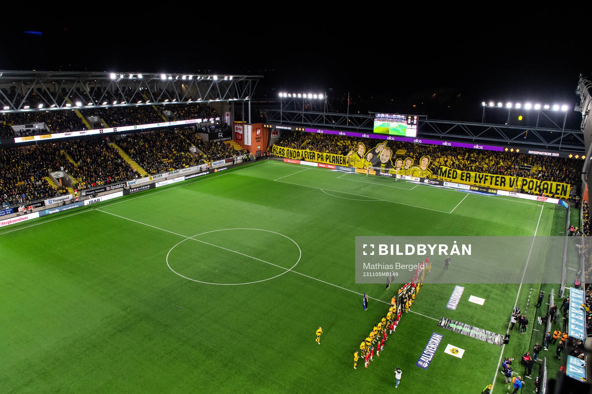 Elfsborgs supportrar med ett tifo som hyllar Klas Ingesson