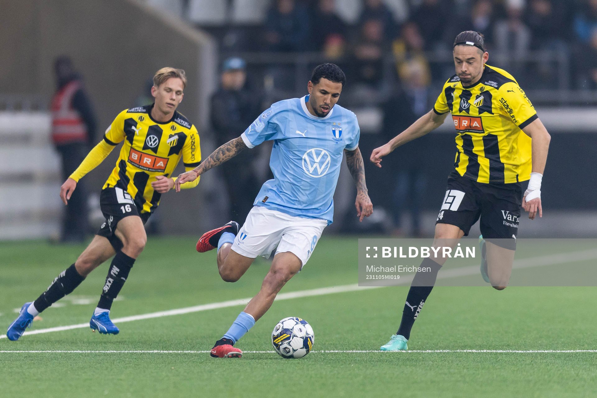 Malmö FFs Sergio Pena mot Häckens Pontus Dahbo och Amor