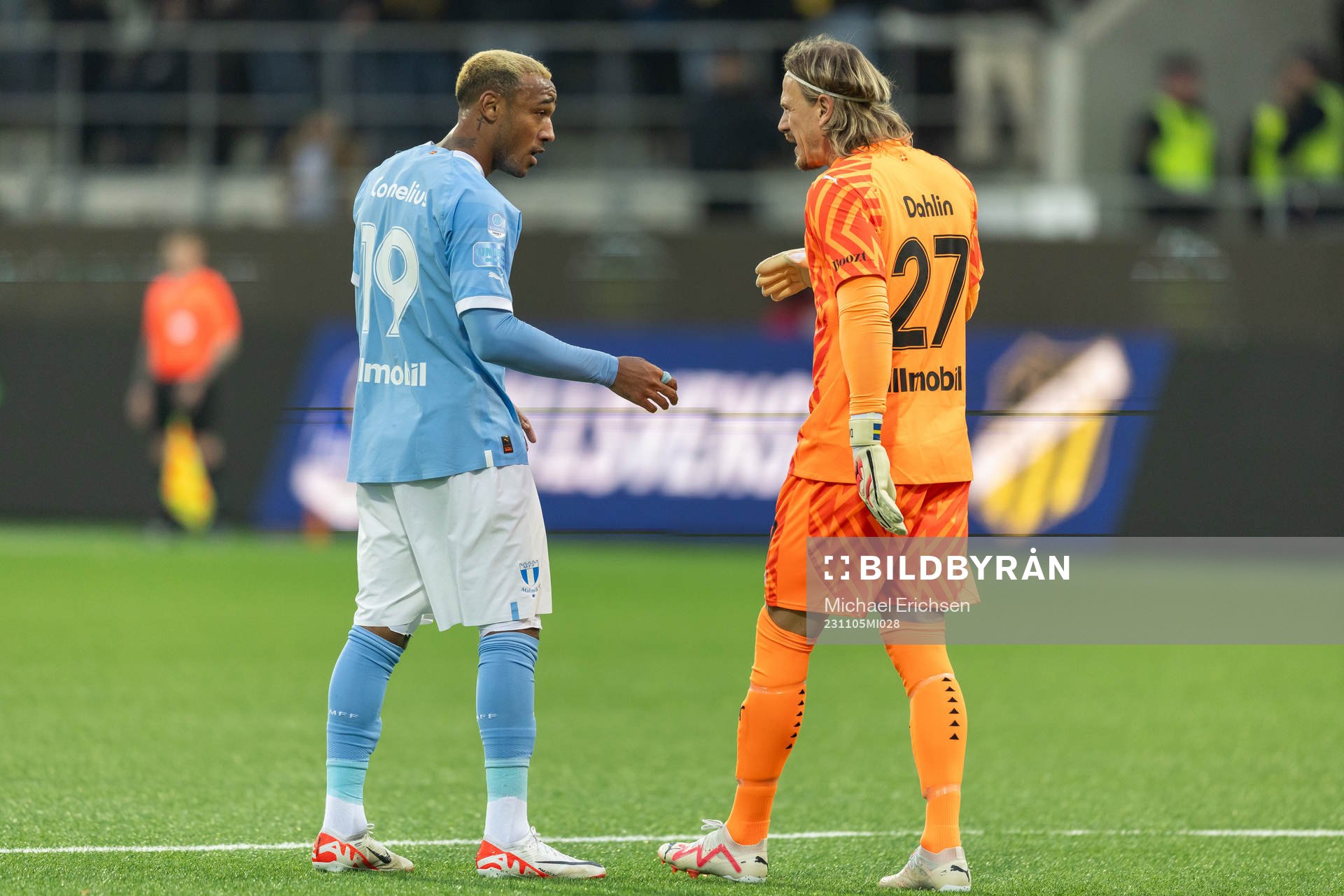 Malmö FFs Derek Cornelius och målvakt Johan Dahlin deppar