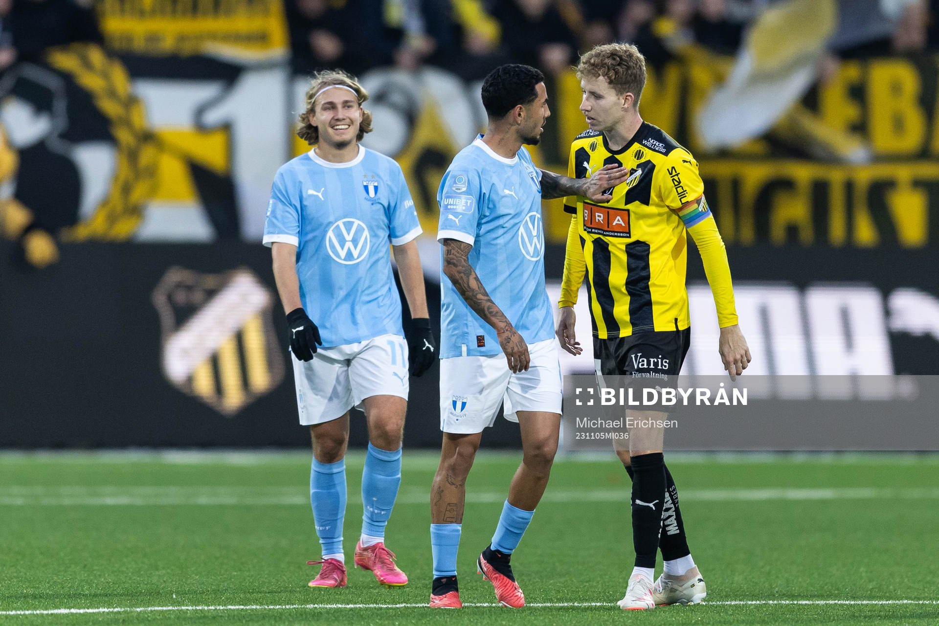 Malmö FFs Sergio Pena och Häckens Samuel Gustafson under fotbollsmatchen i Allsvenskan mellan Häcken och Malmö FF den 5 november 2023 i Göteborg.