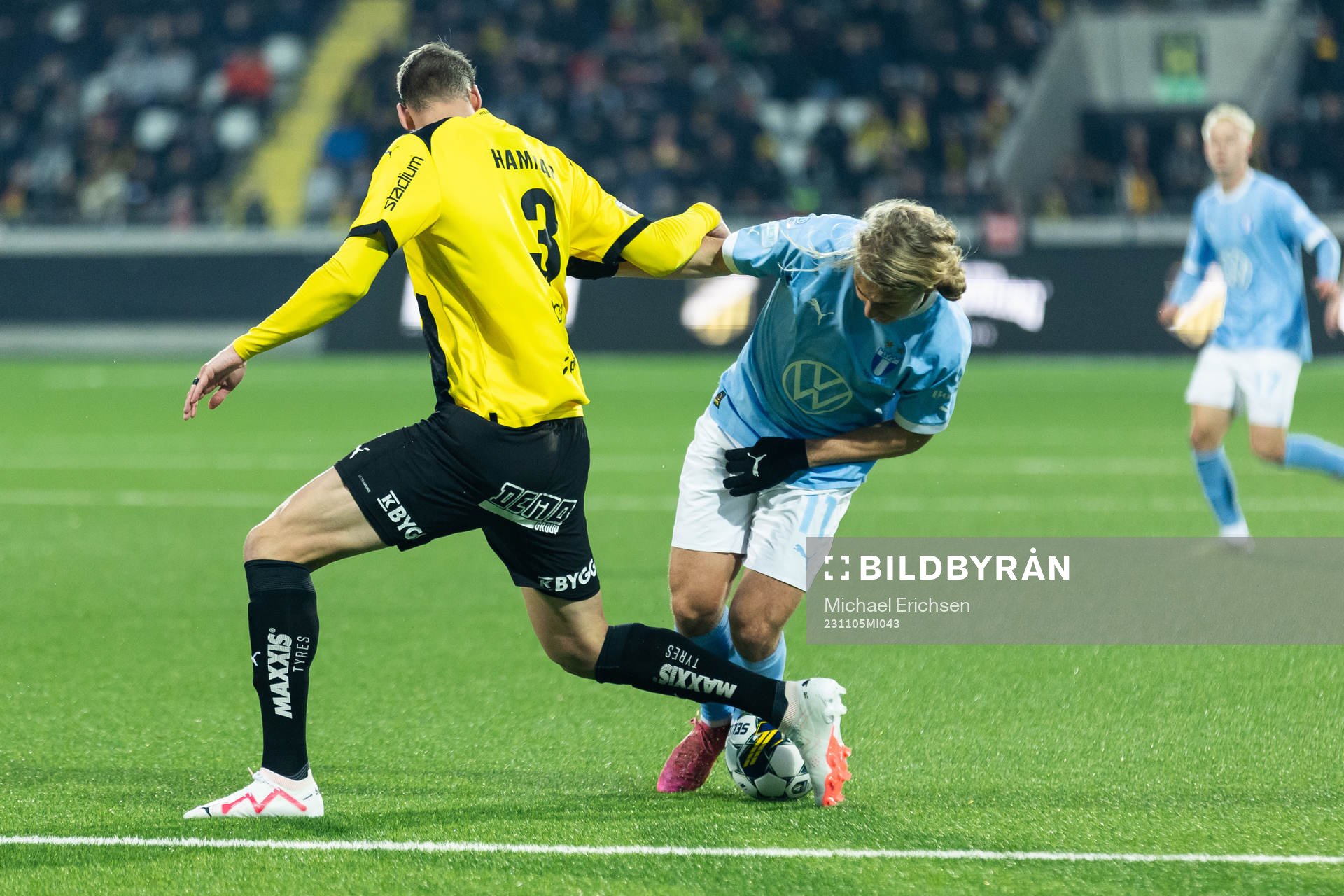 Häckens Johan Hammar och Malmö FFs Sebastian Nanasi under fotbollsmatchen i Allsvenskan mellan Häcken och Malmö FF den 5 november 2023 i Göteborg.
