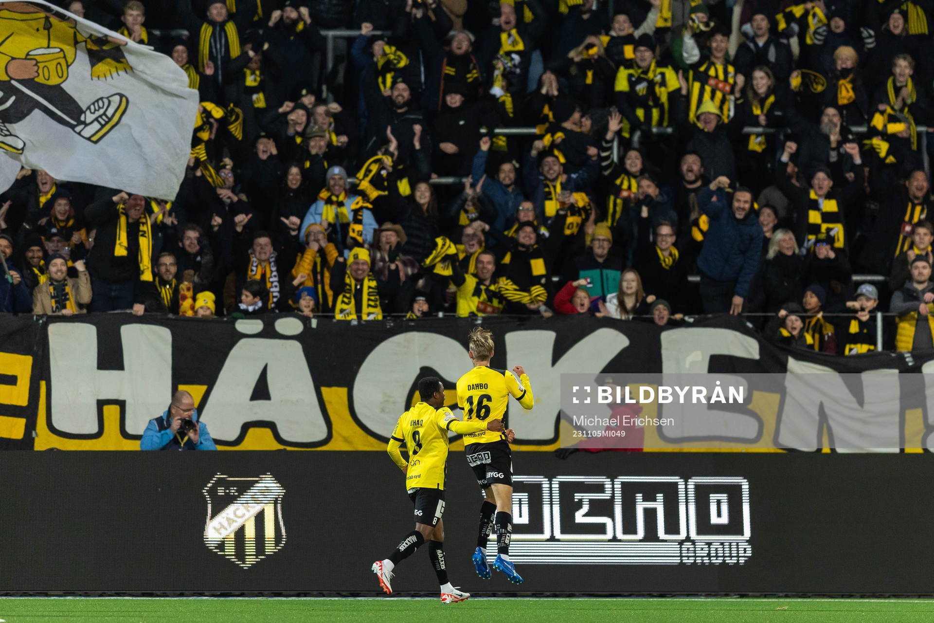 Häckens Pontus Dahbo jublar