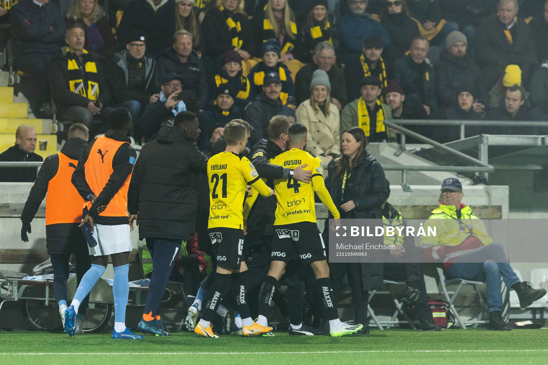 Häckens Aiham Ousou i en diskussion med Malmö FFs avbytare under fotbollsmatchen i Allsvenskan mellan Häcken och Malmö FF den 5 november 2023 i Göteborg.