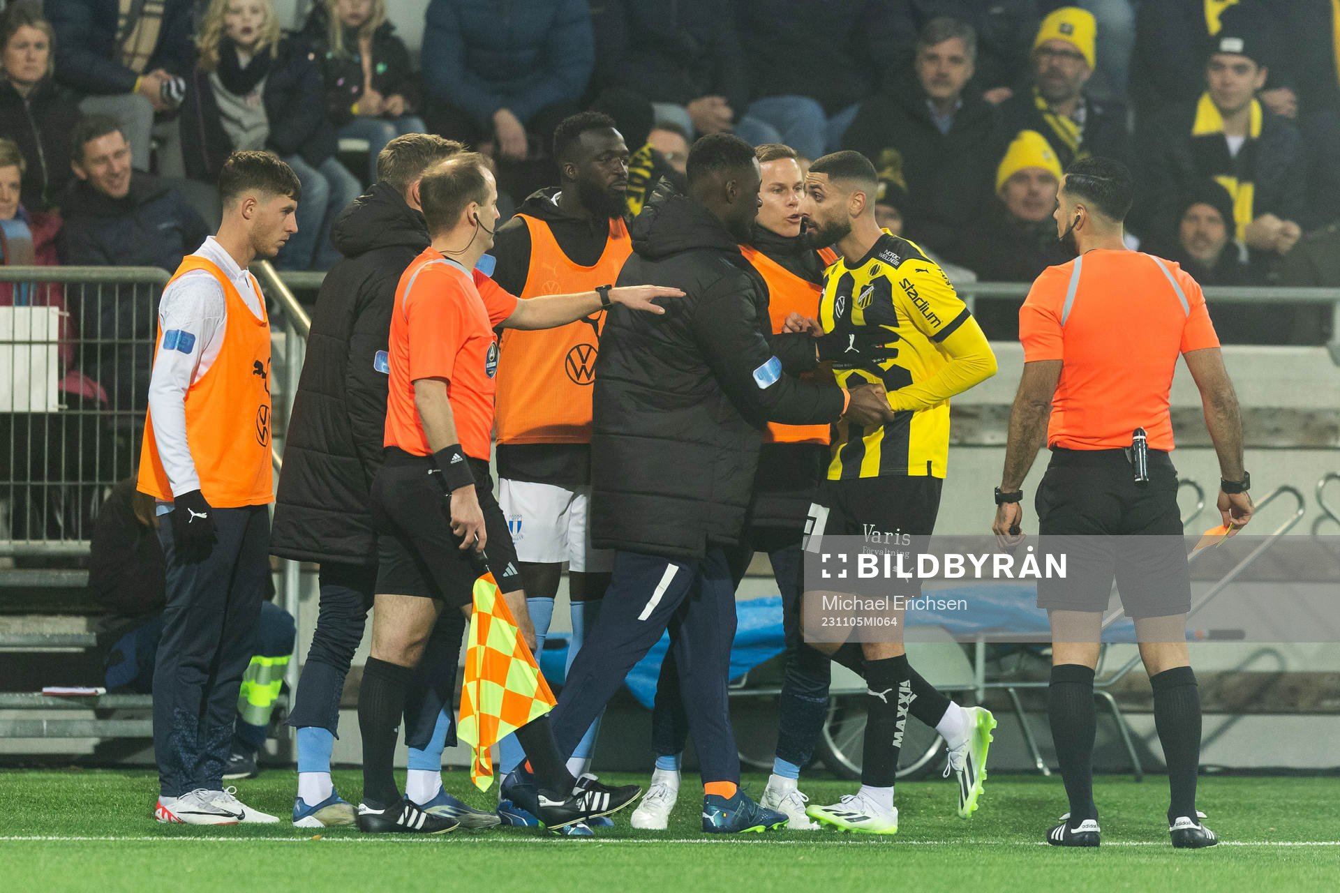 Häckens Aiham Ousou i en diskussion med Malmö FFs avbytare