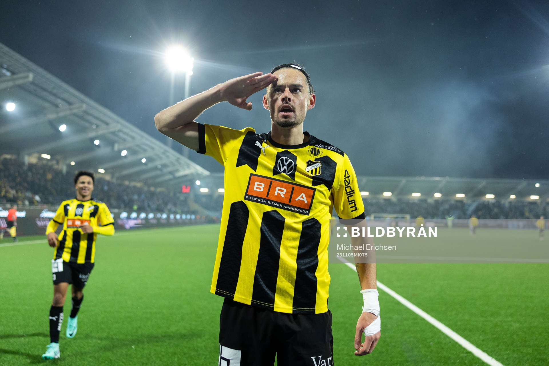 Häckens Amor Layouni jublar
