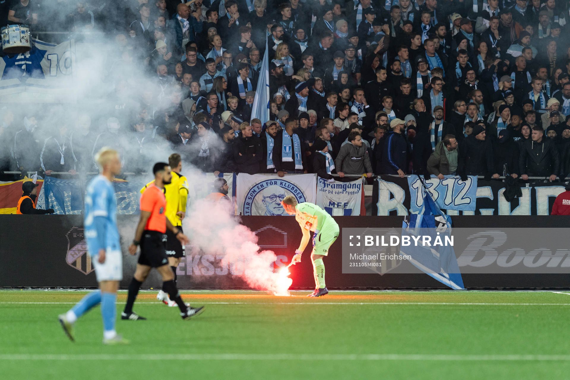Häckens målvakt Peter Abrahamsson tar bort en bengal