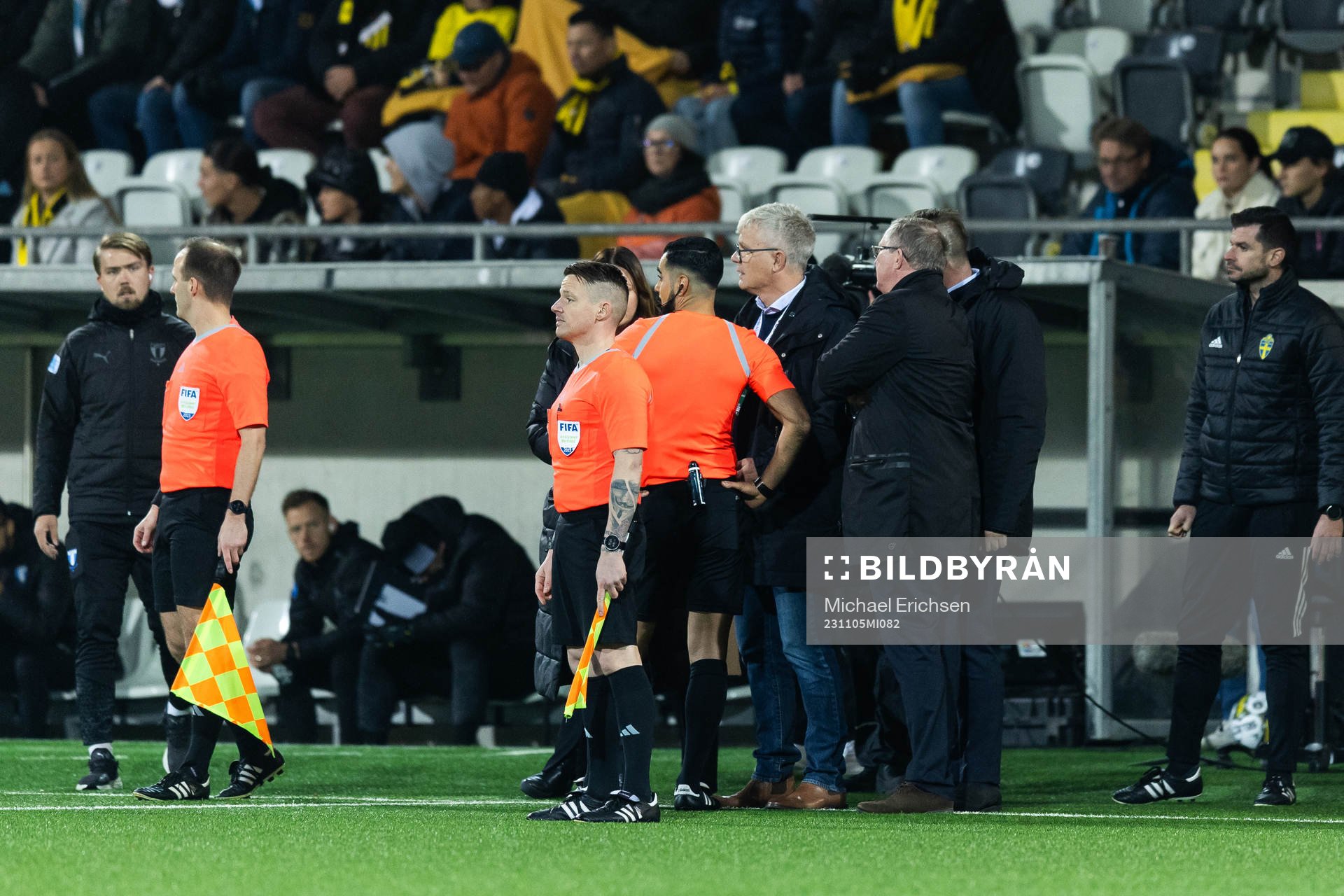 Domare Mohamed Al Hakim samtalar med matchelegat under ett spelavbrott under fotbollsmatchen i Allsvenskan mellan Häcken och Malmö FF den 5 november 2023 i Göteborg.